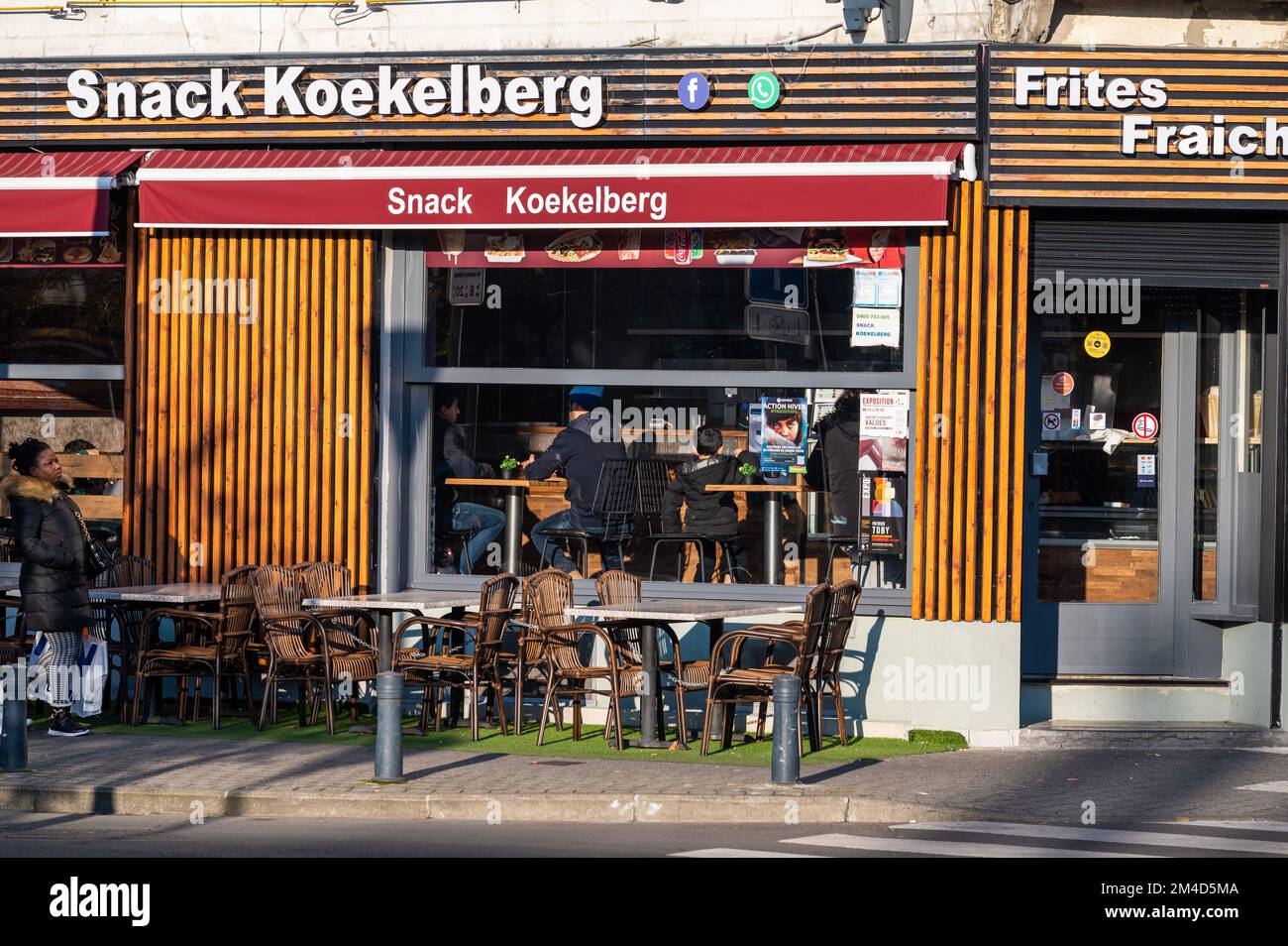 Koekelberg, Brussels Capital Region, Belgio, 12 17 2022 - snack bar locale che vende patatine fresche Foto Stock