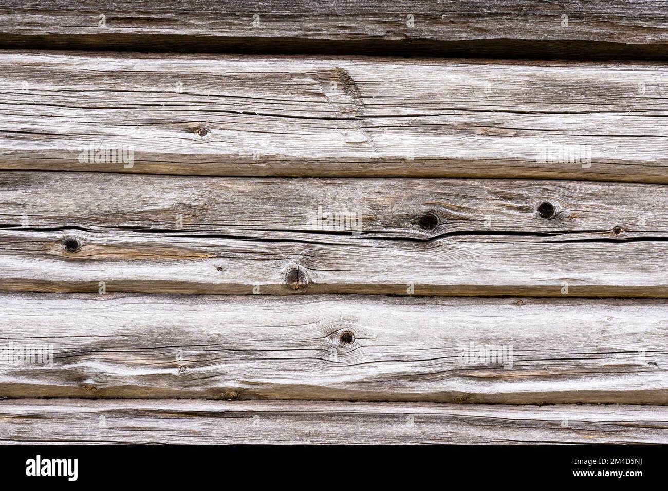 Sfondo di fienile in legno invecchiato con legno grigio rustico nella Finlandia settentrionale Foto Stock