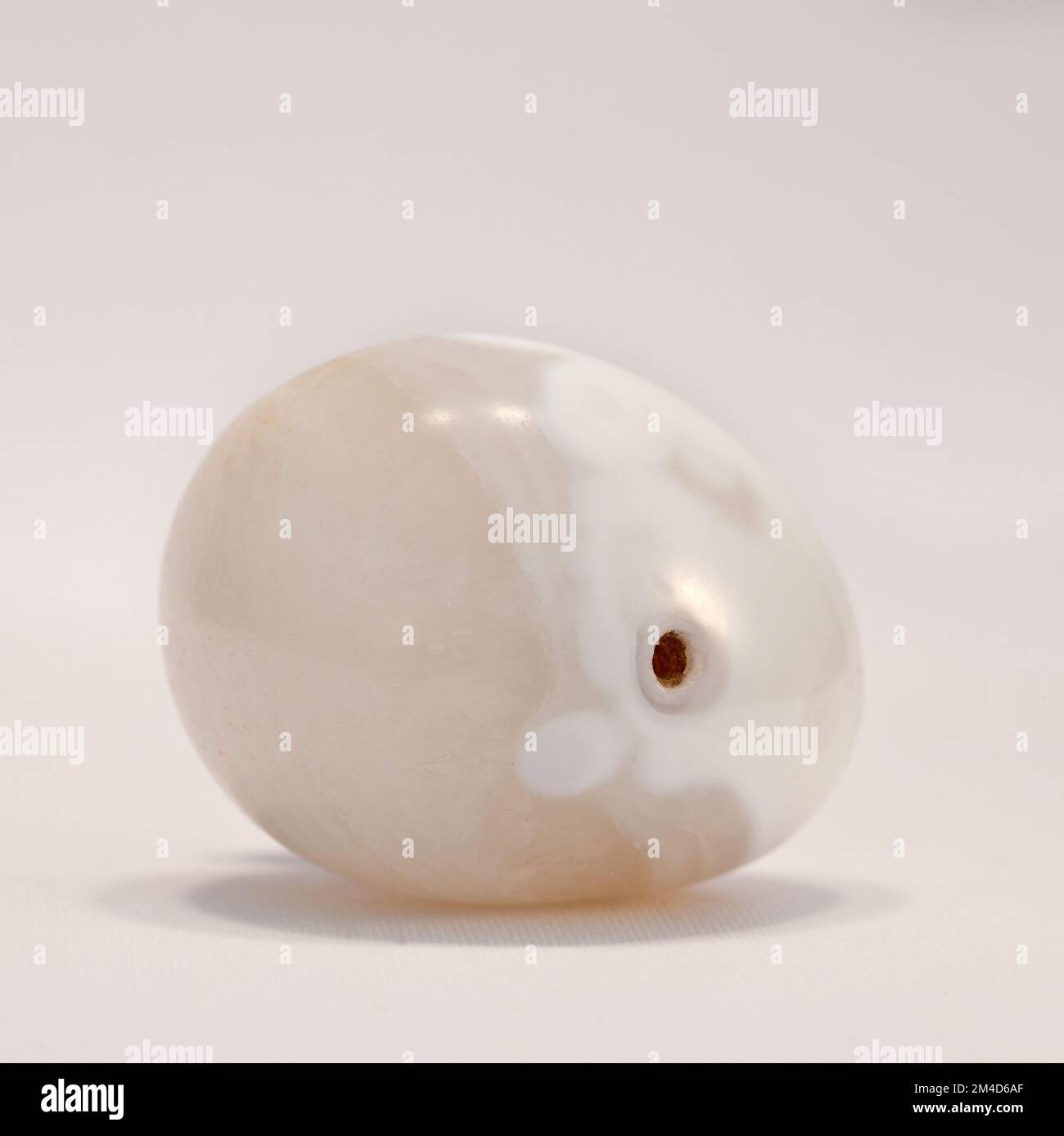 Macro immagine a colori di una " Agata Bianca " lucida una gemma di cristallo semi-preziosa utilizzata nella terapia di guarigione dei cristalli Foto Stock