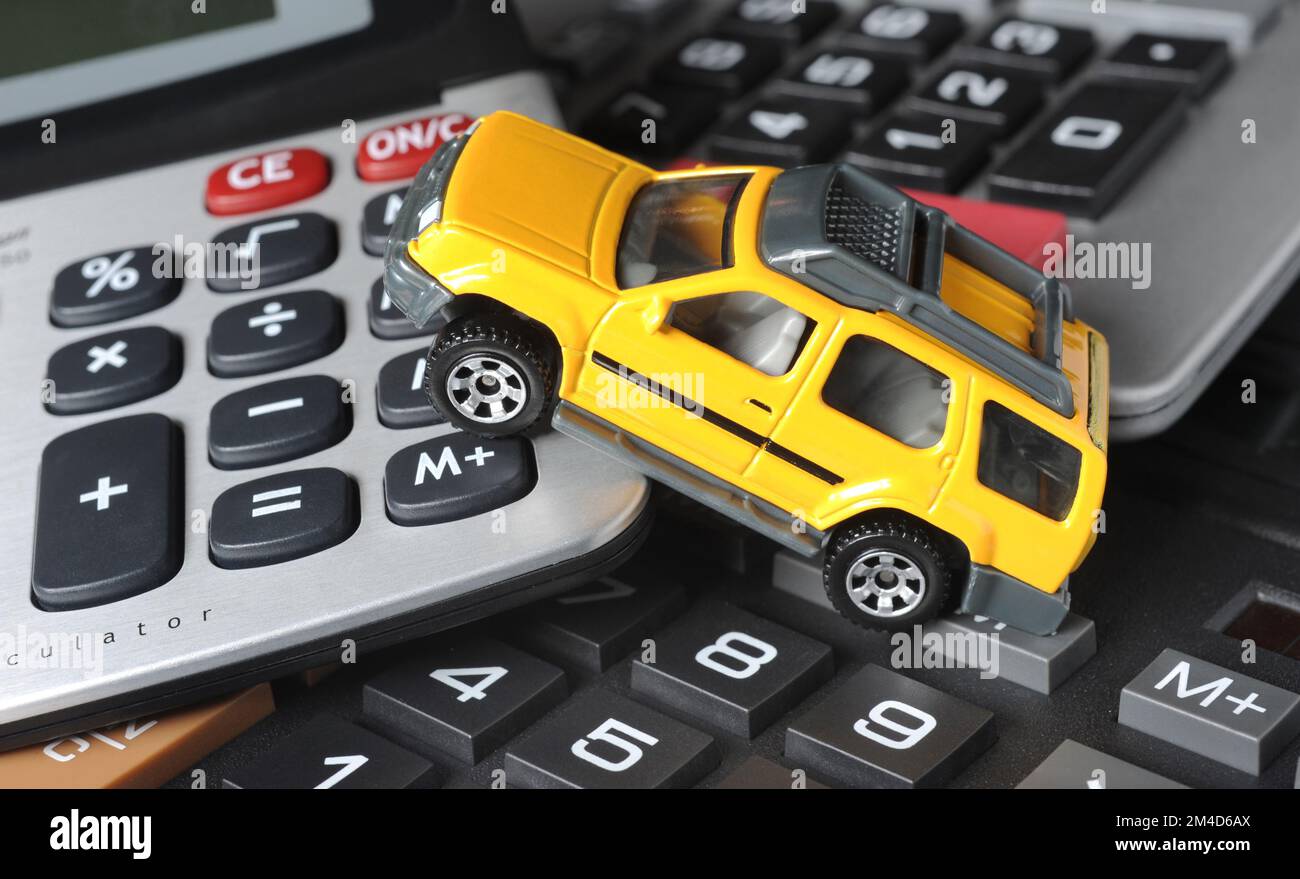 MODELLO SUV AUTO SU CALCOLATRICI RE COSTI AUTOMOBILISTICI COSTO DI VITA CRISI RIPARAZIONI GARAGE ECC UK Foto Stock