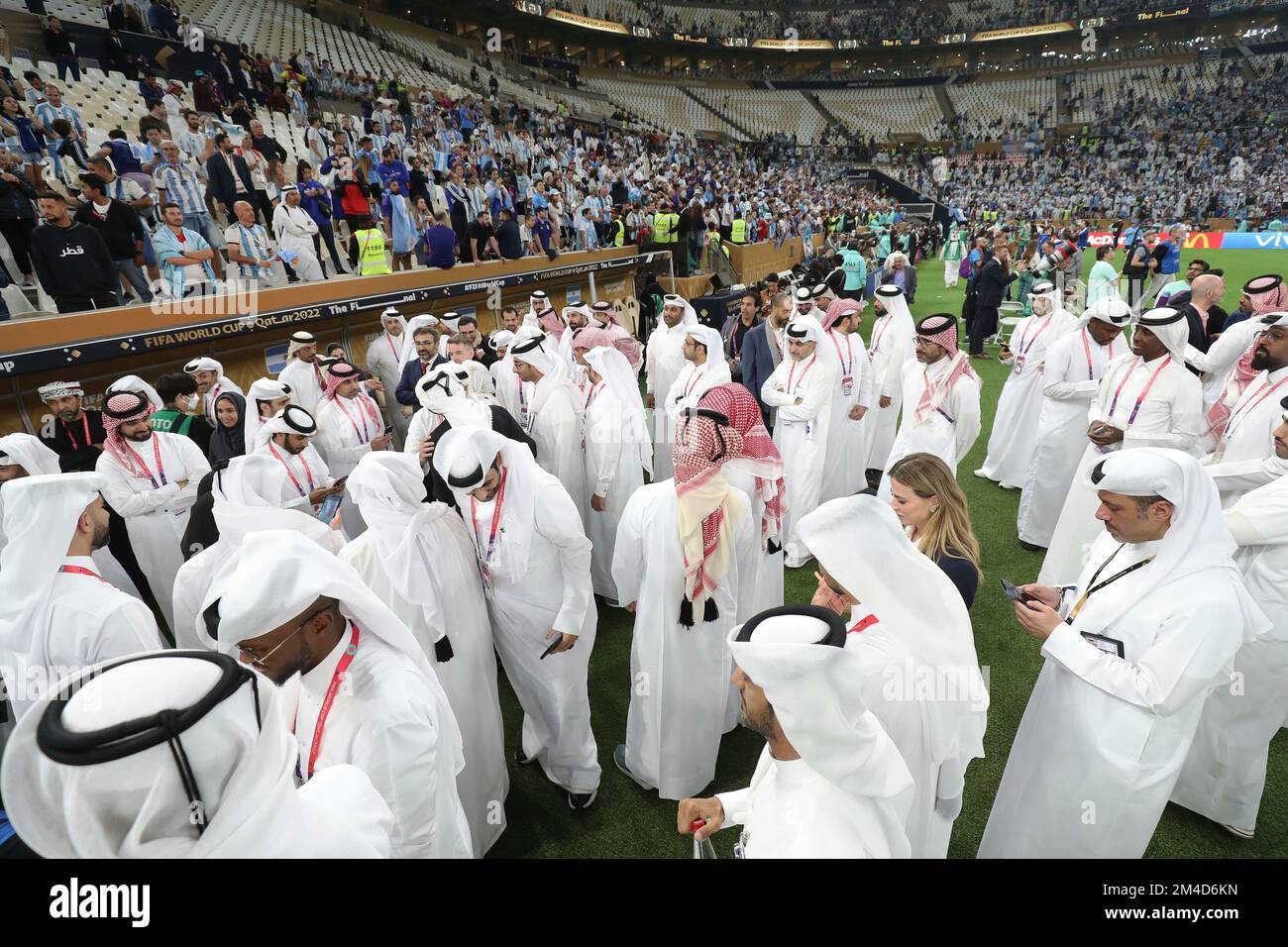 Doha, Katar. 18th Dec, 2022. Primo : 12/18/2022, Calcio, COPPA DEL MONDO FIFA 2022 QATAR, Coppa del mondo 2022 Qatar, Coppa del mondo 2022 Qatar, finale, finale, finale Argentina, Argentina, ARG - Francia . Francia, fra 4:2 IE: Dopo il gioco: Gli organizzatori si riuniscono sul campo, comitato di organizzazione, di fronte alla panchina, foto ricordo con il fratello di Emir, Emir, bin Hamad al Thani, Royal Family Credit: dpa/Alamy Live News Foto Stock