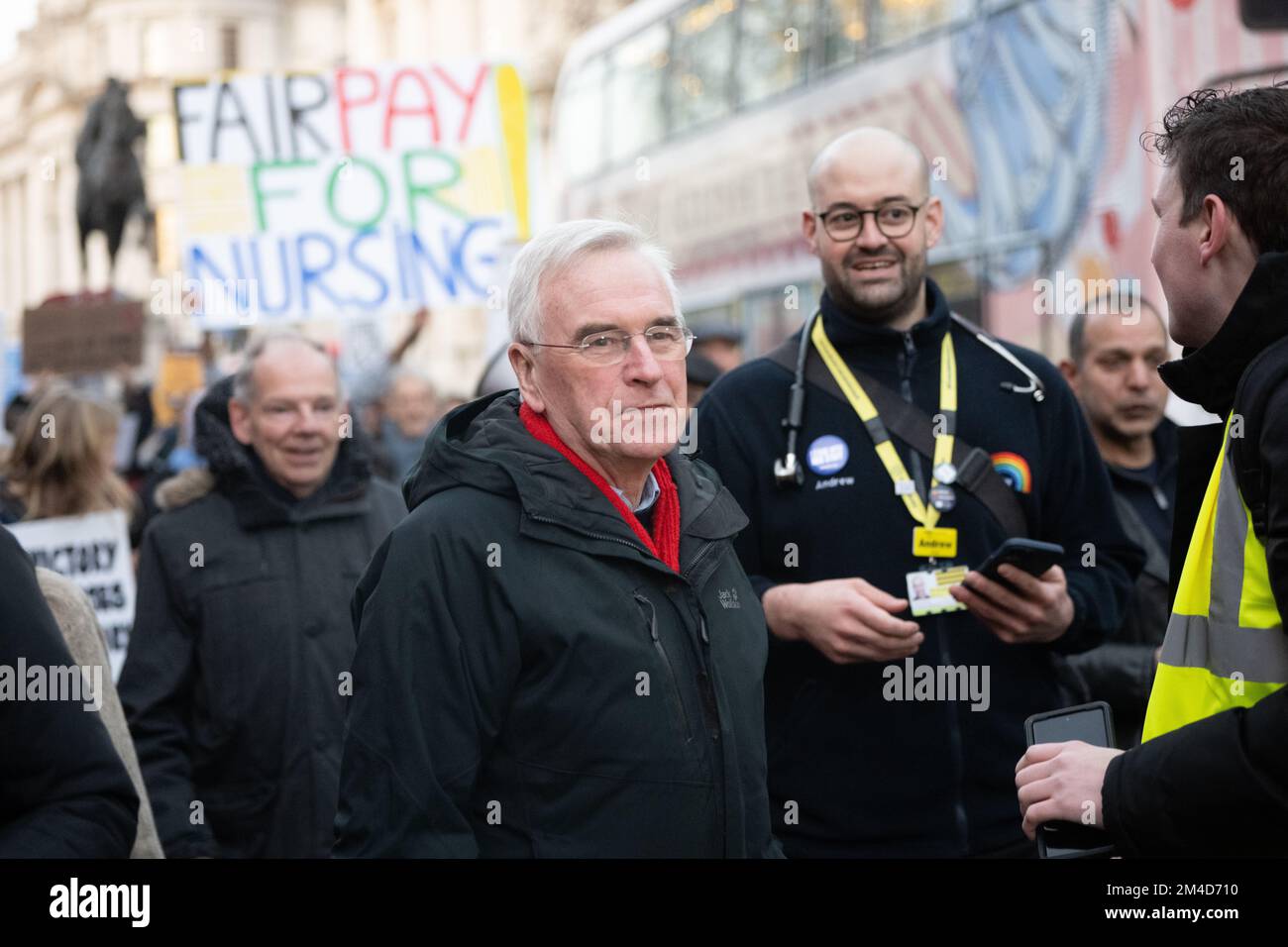 Londra, Regno Unito. 20th Dec, 2022. Una piccola marcia da NHS infermieri a Downing Street, come parte del NHS infermieri pagare disputa credito: Ian Davidson / Alamy Live News Foto Stock