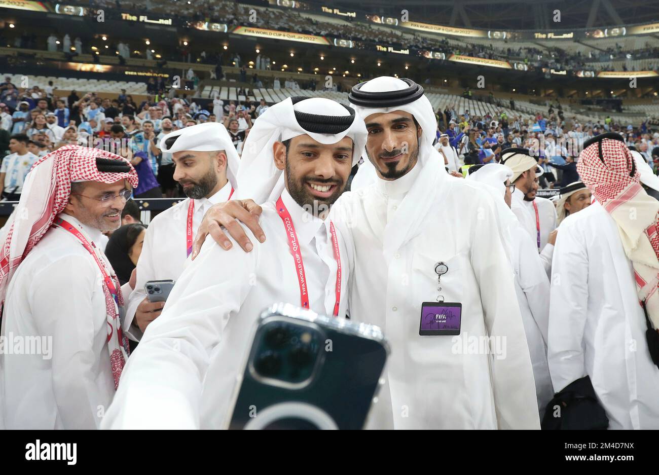 Doha, Katar. 18th Dec, 2022. Primo : 12/18/2022, Calcio, COPPA DEL MONDO FIFA 2022 QATAR, Coppa del mondo 2022 Qatar, Coppa del mondo 2022 Qatar, finale, finale, finale Argentina, Argentina, ARG - Francia . Francia, fra 4:2 IE: Dopo il gioco: Gli organizzatori si riuniscono in campo, comitato organizzativo, di fronte alla panchina, foto ricordo con il fratello di Emir, Emir, bin Hamad al Thani, Royal Family Credit: dpa/Alamy Live News Foto Stock