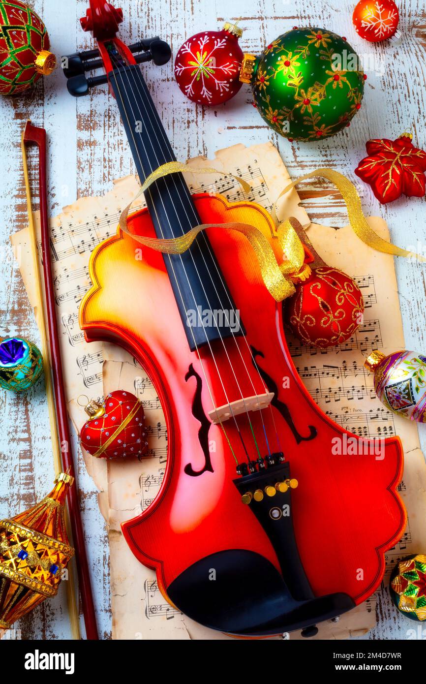 Violino barocco e Pretty ornamenti di Natale Foto Stock