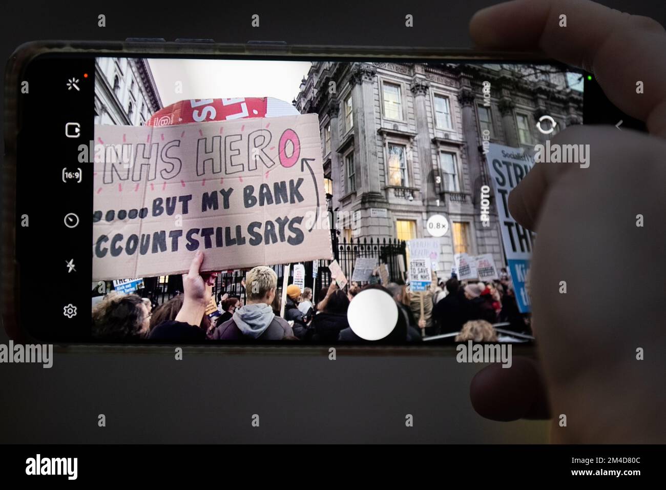 Londra, Regno Unito. 20th Dec, 2022. Una piccola marcia da NHS infermieri a Downing Street, come parte del NHS infermieri pagare disputa credito: Ian Davidson / Alamy Live News Foto Stock