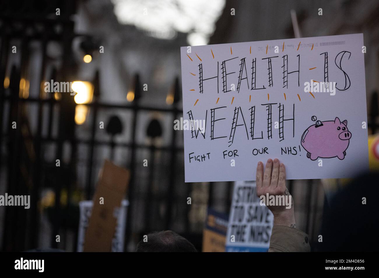 Londra, Regno Unito. 20th Dec, 2022. Una piccola marcia da NHS infermieri a Downing Street, come parte del NHS infermieri pagare disputa credito: Ian Davidson / Alamy Live News Foto Stock