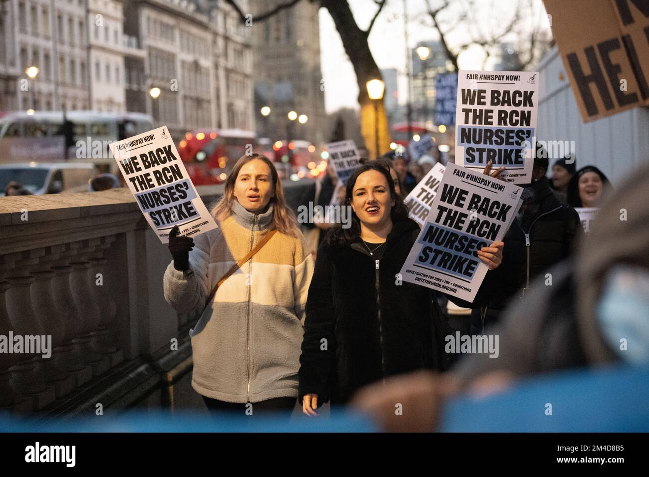 Londra, Regno Unito. 20th Dec, 2022. Una piccola marcia da NHS infermieri a Downing Street, come parte del NHS infermieri pagare disputa credito: Ian Davidson / Alamy Live News Foto Stock