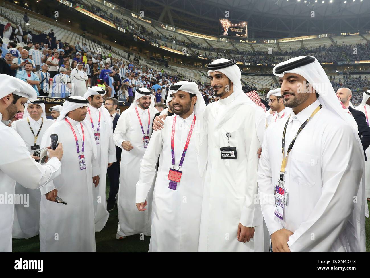 Doha, Katar. 18th Dec, 2022. Primo : 12/18/2022, Calcio, COPPA DEL MONDO FIFA 2022 QATAR, Coppa del mondo 2022 Qatar, Coppa del mondo 2022 Qatar, finale, finale, finale Argentina, Argentina, ARG - Francia . Francia, fra 4:2 IE: Dopo il gioco: Gli organizzatori si riuniscono in campo, comitato organizzativo, di fronte alla panchina, foto ricordo con il fratello di Emir, Emir, bin Hamad al Thani, Royal Family Credit: dpa/Alamy Live News Foto Stock