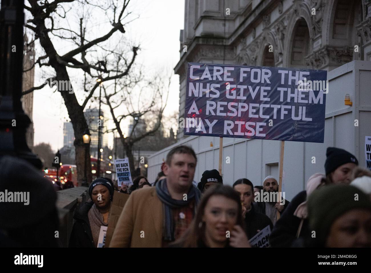 Londra, Regno Unito. 20th Dec, 2022. Una piccola marcia da NHS infermieri a Downing Street, come parte del NHS infermieri pagare disputa credito: Ian Davidson / Alamy Live News Foto Stock