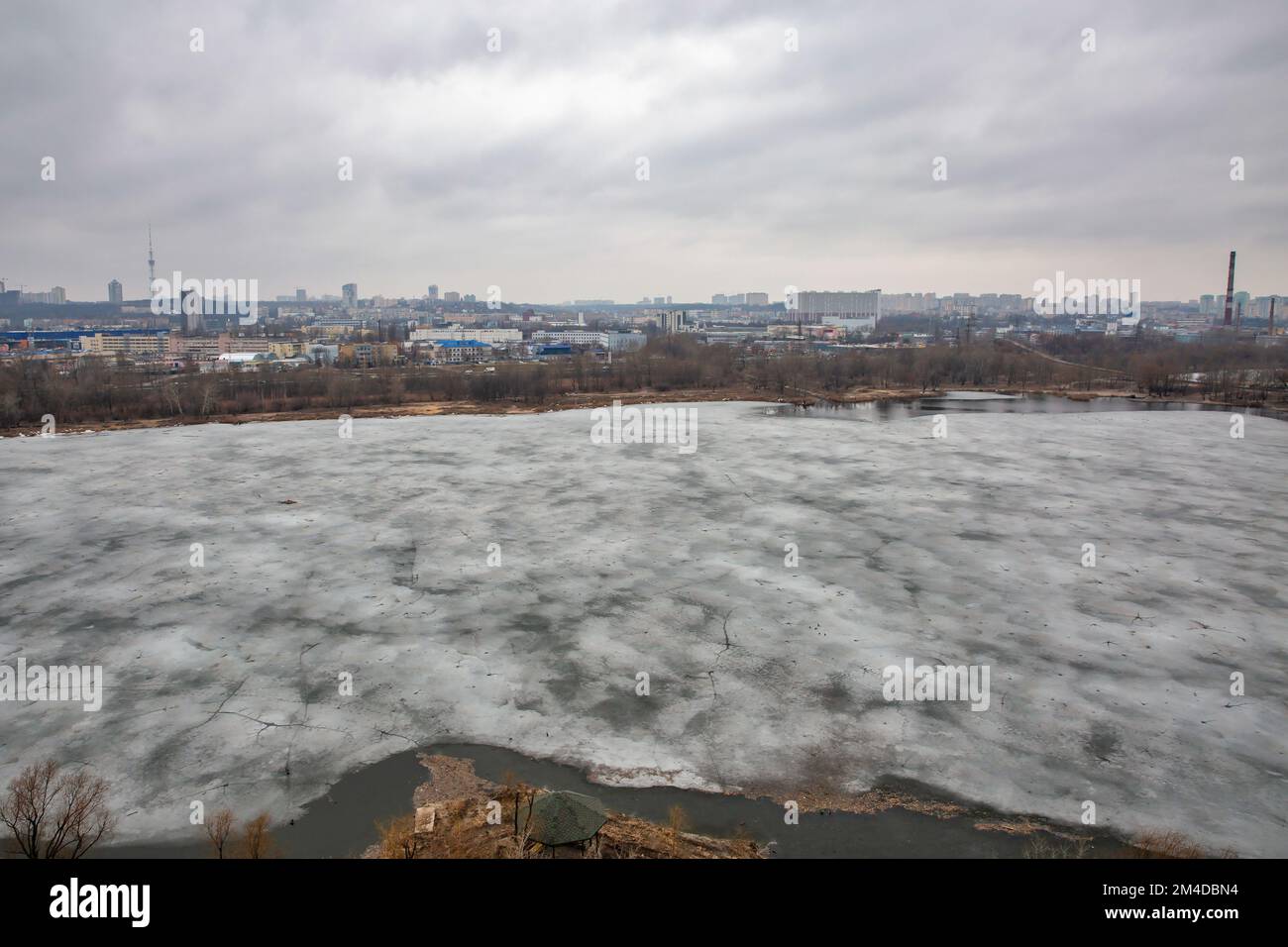 Kyiv paesaggio invernale con lago ghiacciato Kirillivske, distretto di Obolon, Ucraina. Foto Stock