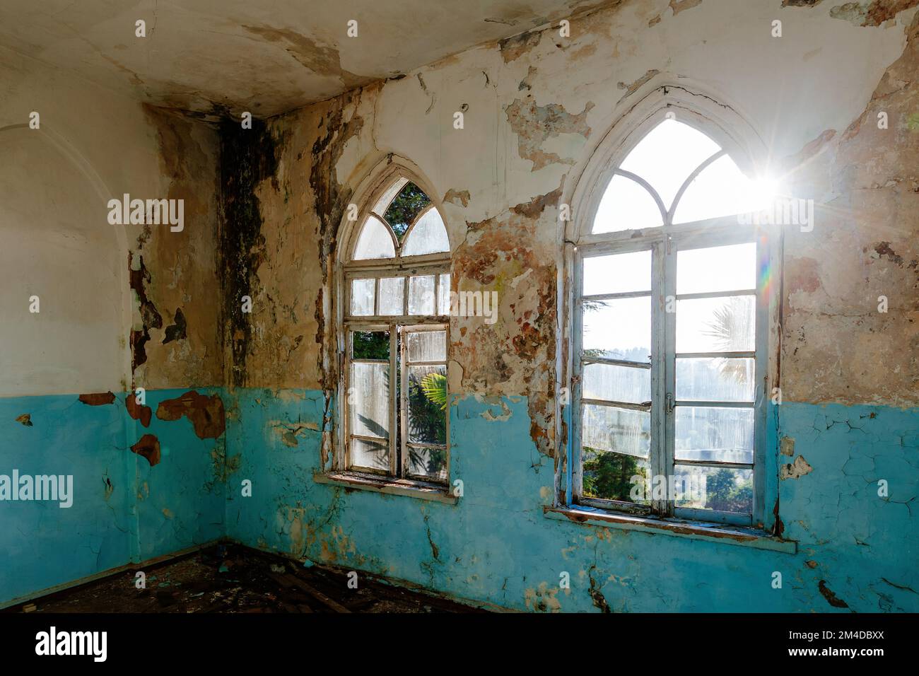 Vecchia stanza di stabito di residenza abbandonata in stile gotico. Foto Stock