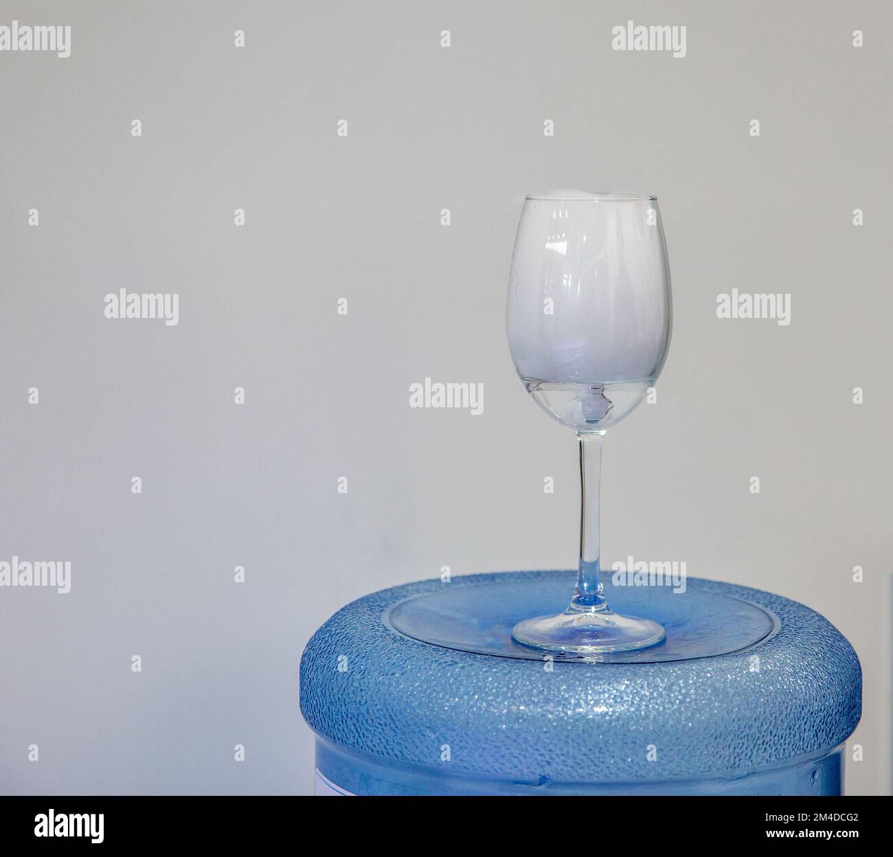 Primo piano in vetro con primo piano in nebbia bianca. Reazione chimica di ghiaccio secco con acqua. Foto Stock