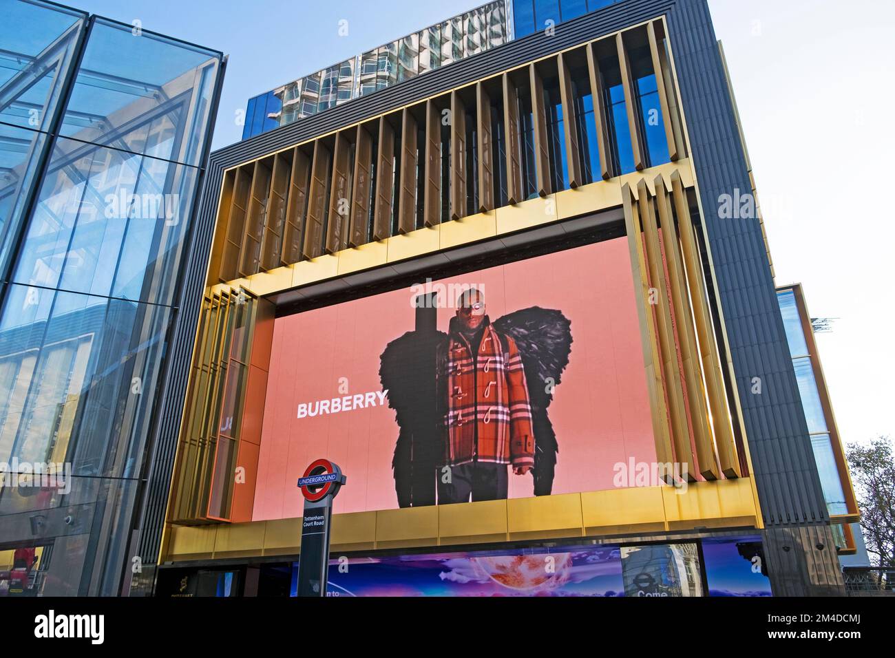 Burberry abbigliamento pubblicità elettronica annuncio display pubblicità sulla facciata esterna della Now Building Charing Cross Road Soho Londra UK KATHY DEWITT Foto Stock
