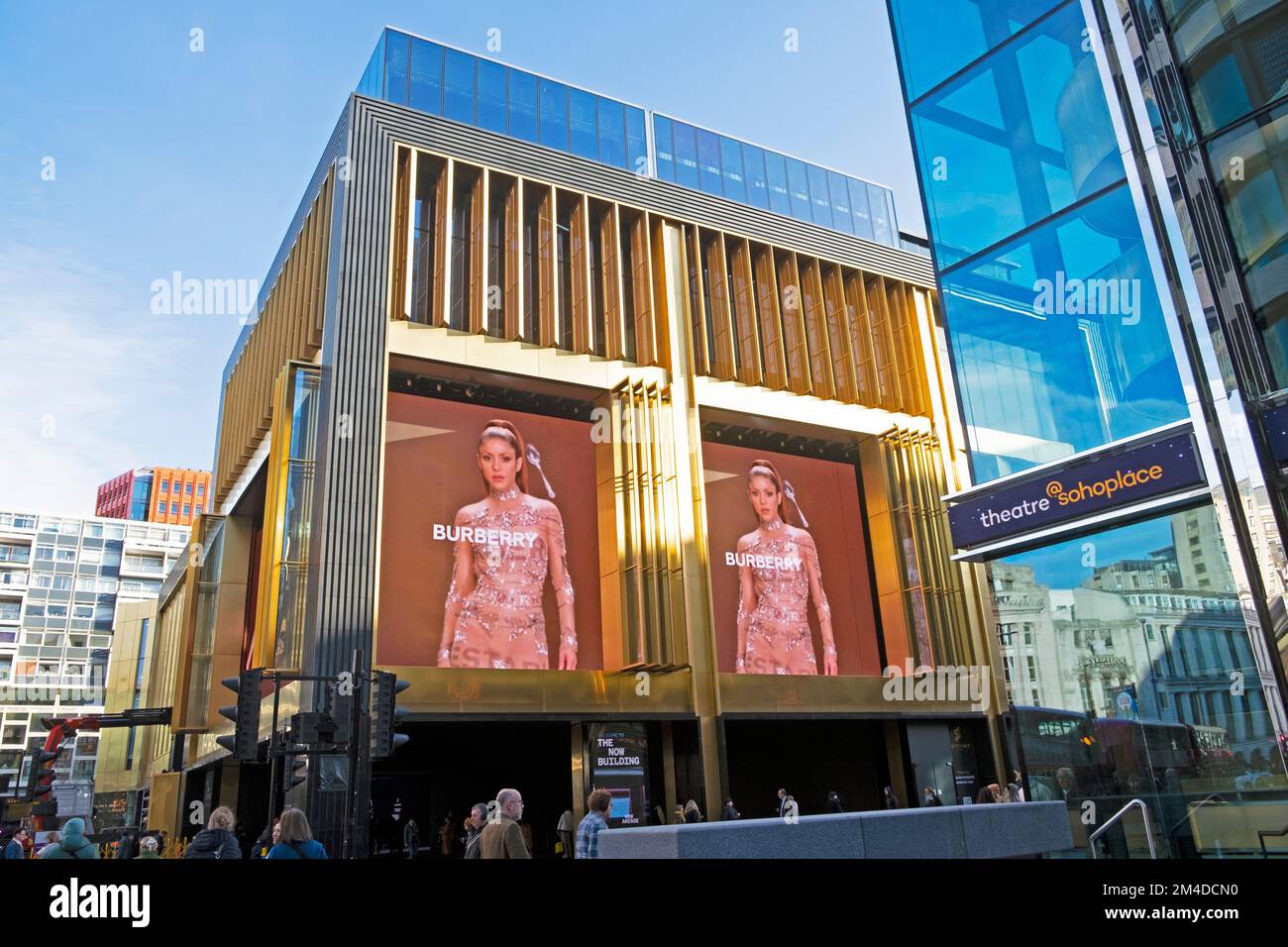 Burberry abbigliamento pubblicità elettronica annuncio display pubblicità sulla facciata esterna della Now Building Charing Cross Road Soho Londra UK KATHY DEWITT Foto Stock