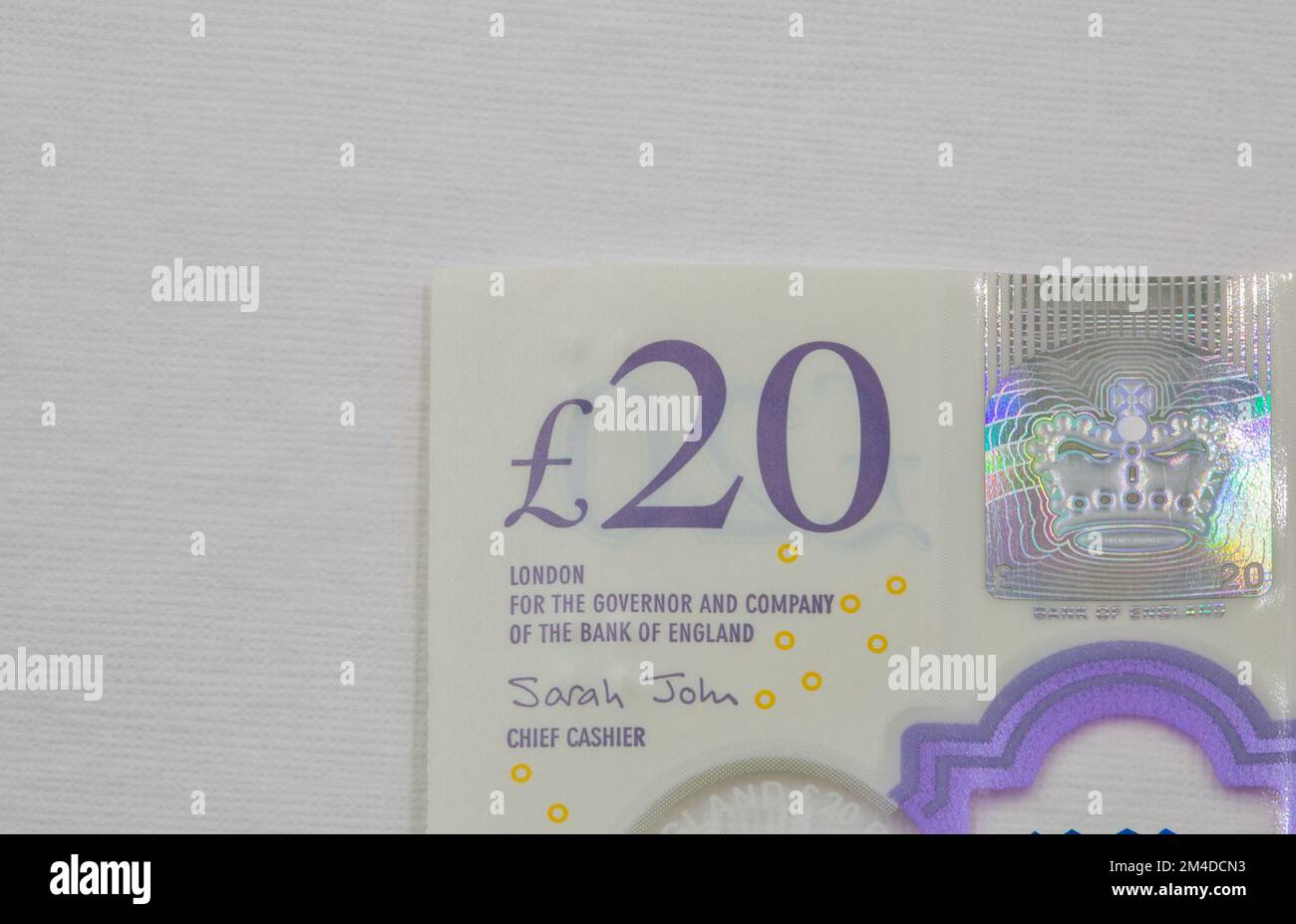 Frammento di banconota da venti sterline britannico closeup su bianco con spazio di copia. Foto Stock