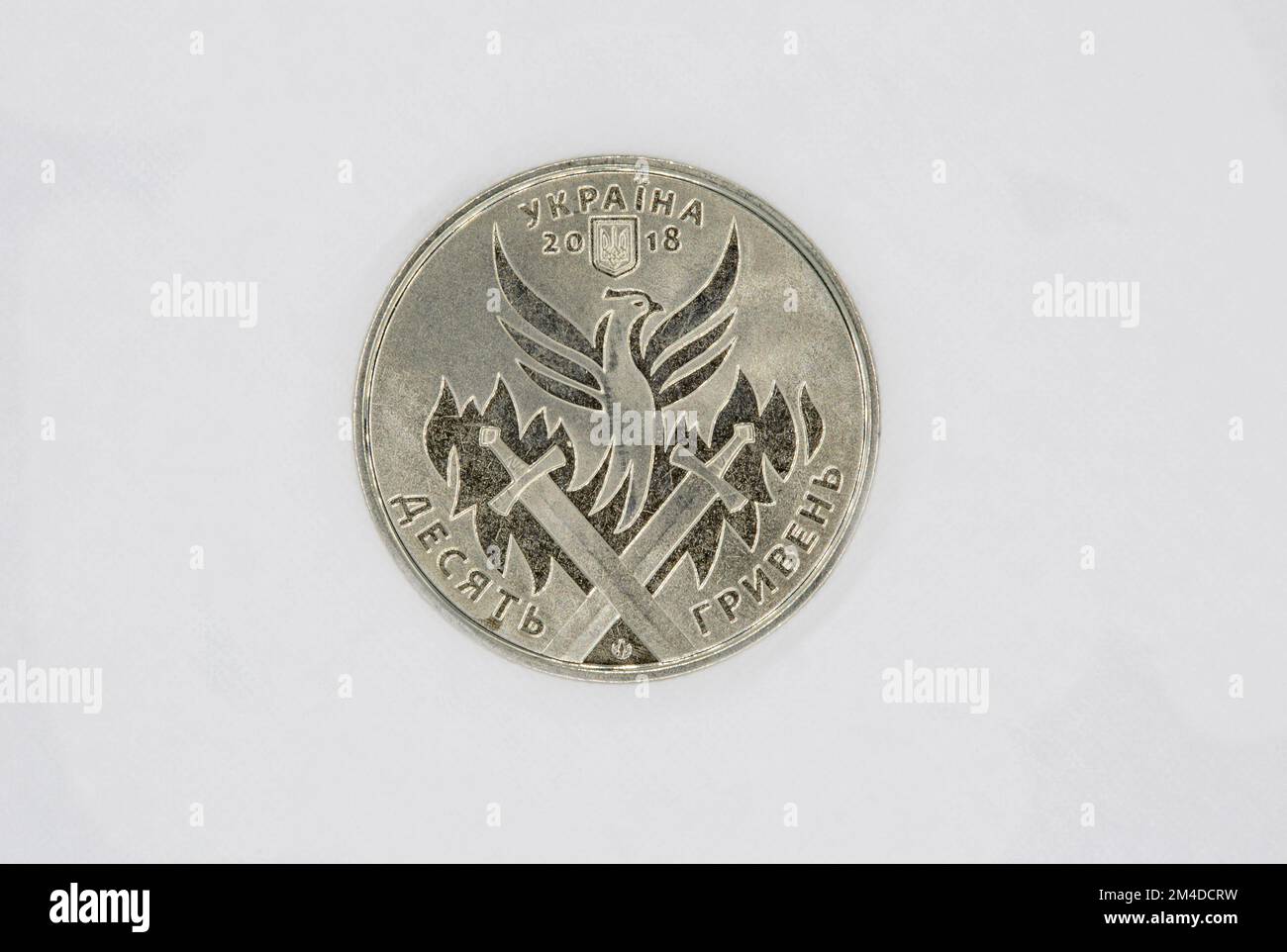 Moneta commemorativa 10 hryvna in onore del volontario ucraino closeup su bianco Foto Stock