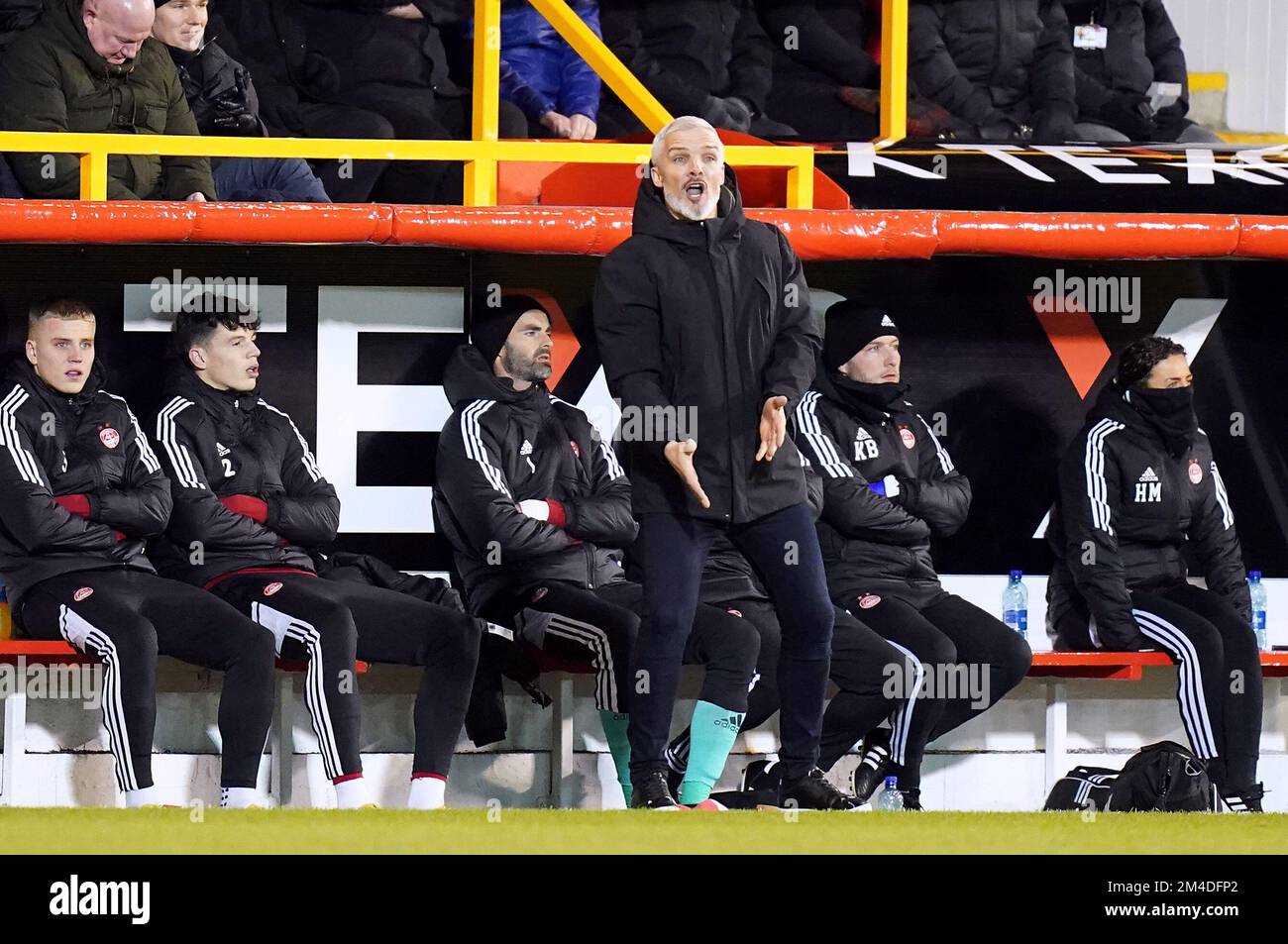 Jim Goodwin, manager di Aberdeen, è sulla linea di contatto durante la partita della Cinch Premiership allo stadio Pittodrie di Aberdeen. Data immagine: Martedì 20 dicembre 2022. Foto Stock