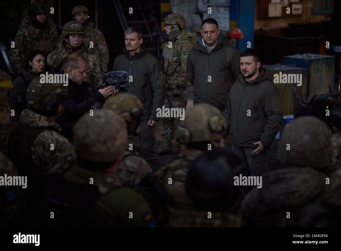 Bakhmut, Donetsk Oblast, Ucraina. 20th Dec, 2022. Il presidente ucraino VOLODYMYR ZELENSKY ringrazia i soldati prima di presentare medaglie per l'eroismo alle truppe di prima linea durante una visita alle linee difensive a Bakhmut. La città dell'Ucraina orientale è stata al centro di mesi di combattimenti tra le forze russe e ucraine. (Credit Image: © Ukraine Presidency/ZUMA Press Wire) Foto Stock