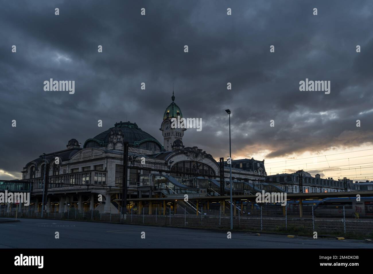 Benedictins Stazione ferroviaria di Limoges City sotto la grande nuvola al tramonto Foto Stock