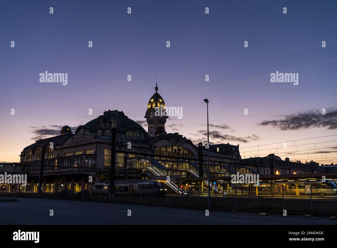 Bella luce di Benedettins Stazione ferroviaria di Limoges città con cielo rosa Foto Stock