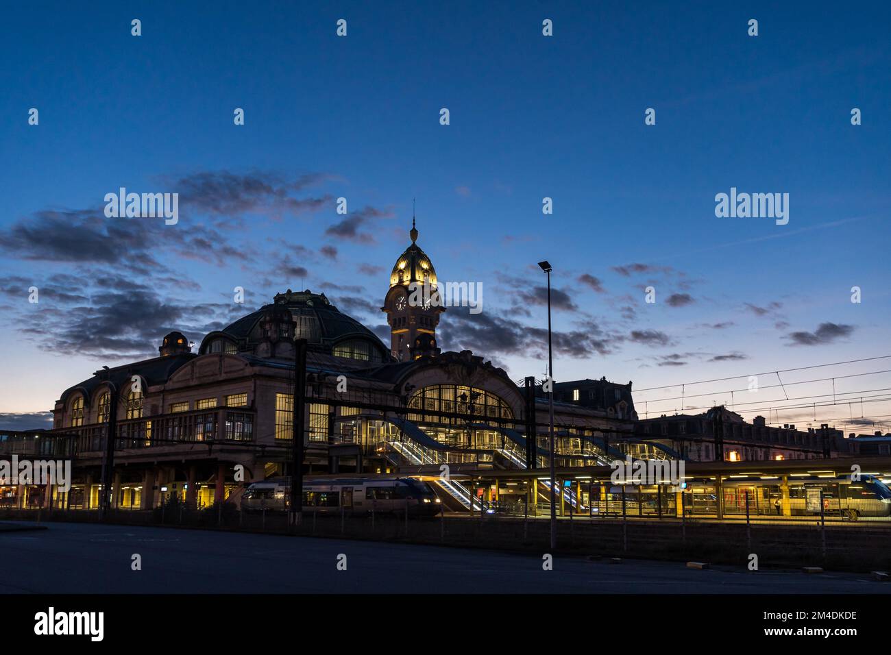 Bella luce di Benedettins Stazione ferroviaria di Limoges città all'ora blu Foto Stock