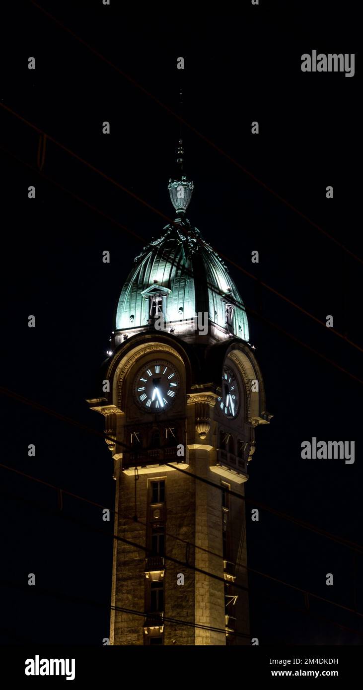 Torre dell'Orologio di notte della stazione ferroviaria Benedettins, Limoges, Francia Foto Stock