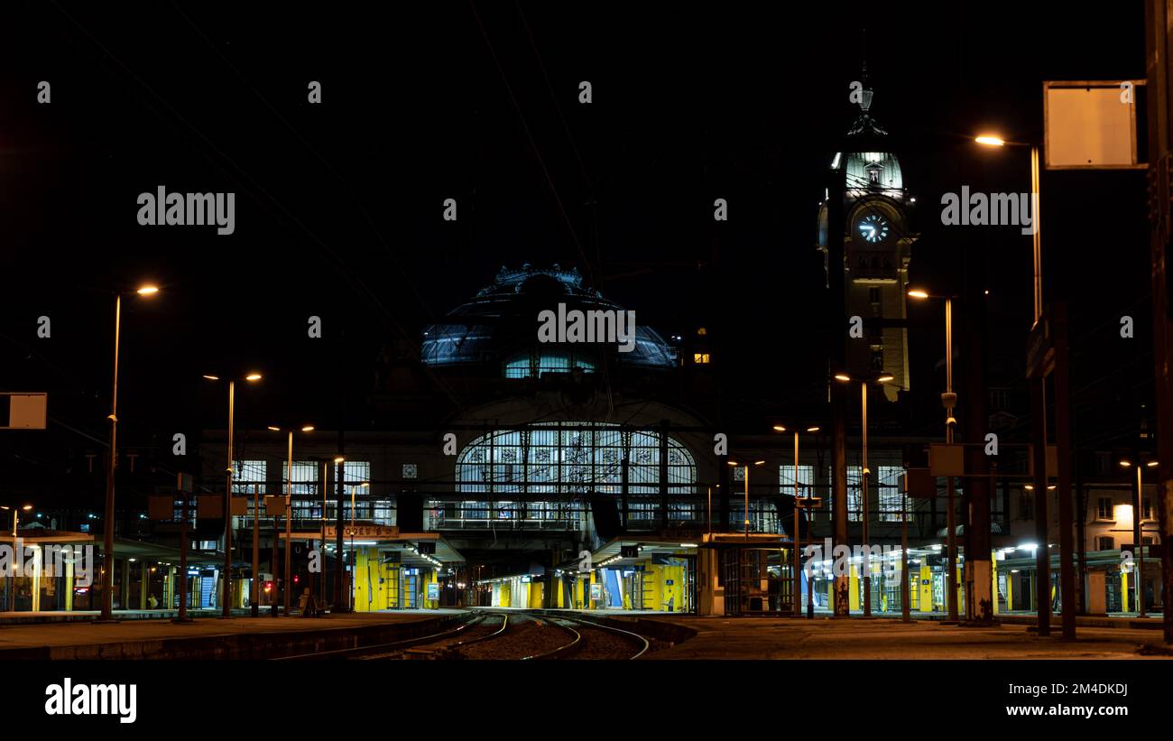 Ritorno della stazione ferroviaria Gare Benedictins di notte con il molo e vicino alle rotaie, Francia, Limoges Foto Stock