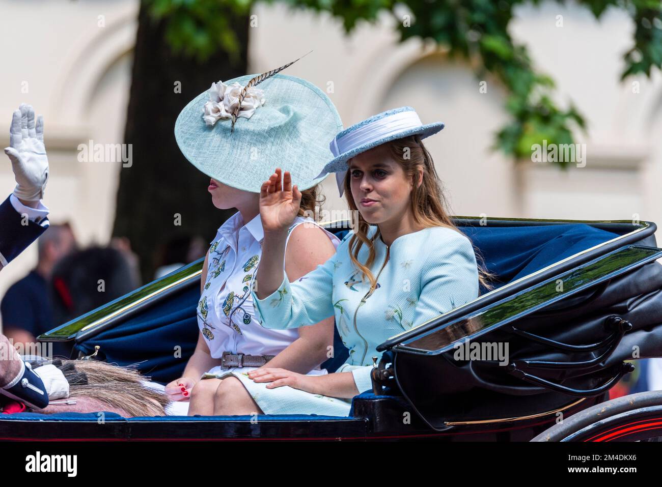 Principessa Beatrice di York, in carrozza con la sorella Eugenie al Trooping the Colour 2017, The Mall, Londra, Regno Unito. Onorevole Edoardo Mapelli Mozzi Foto Stock