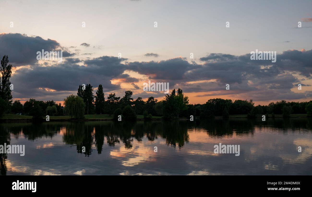 Mancanza durante il tramonto con riflessione - Chateauroux, Indre Foto Stock