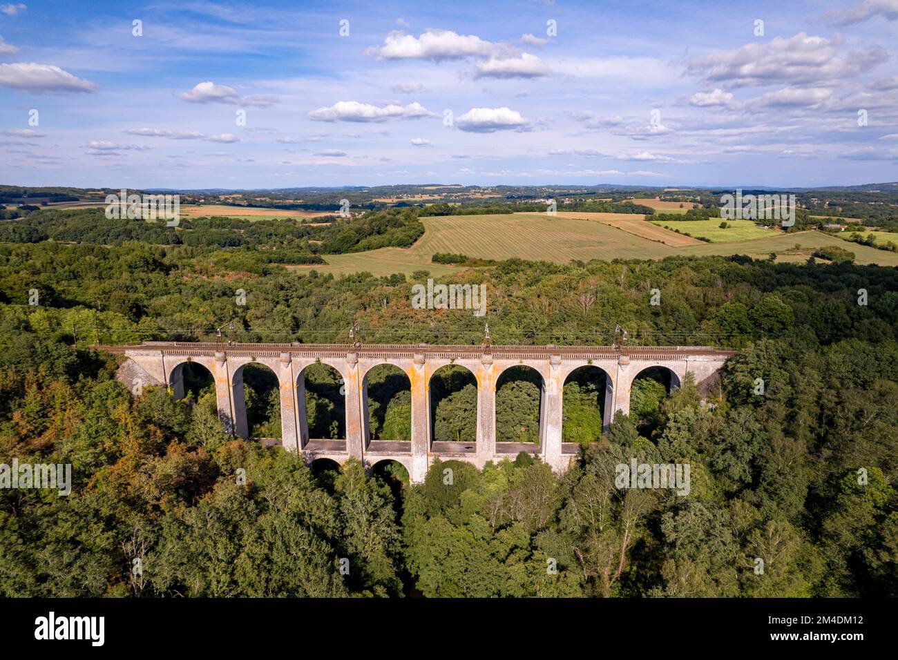 Treno Viaduc di Rocherolles nella foresta e valle in estate, vista aerea, Francia, Limousin Foto Stock