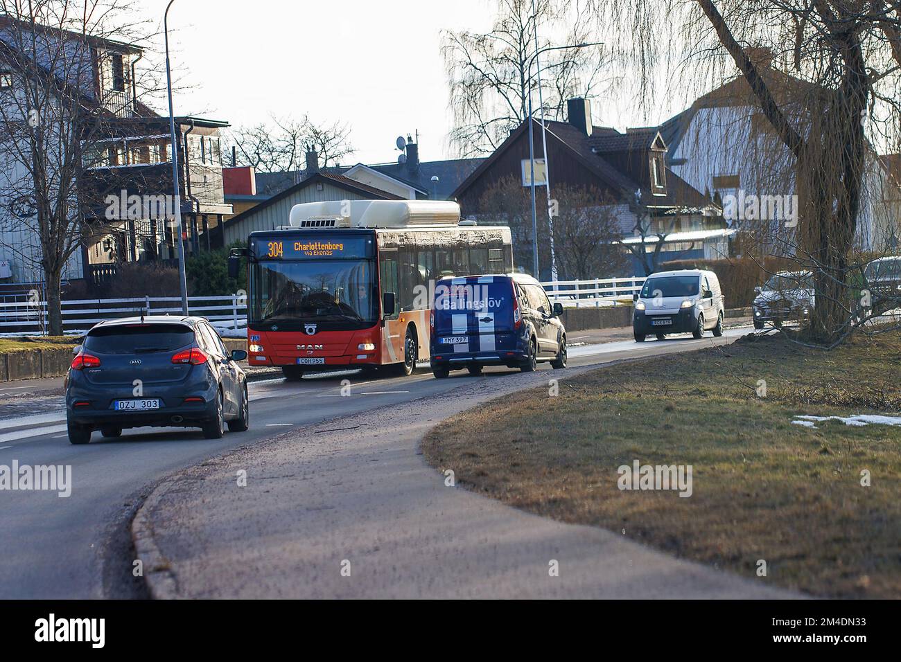 Motala Svezia Marzo 2022 autobus locali e auto in traffico. Strada trafficata con trasporto locale Foto Stock