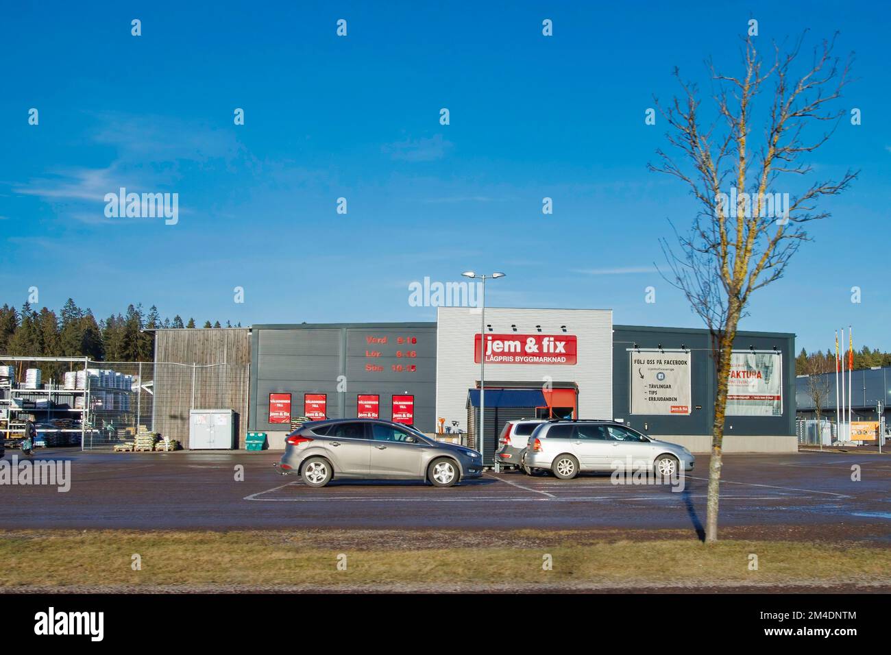 negozio e negozio di fronte a negozi e stazione di servizio. Area commerciale e commerciale a Motala Foto Stock