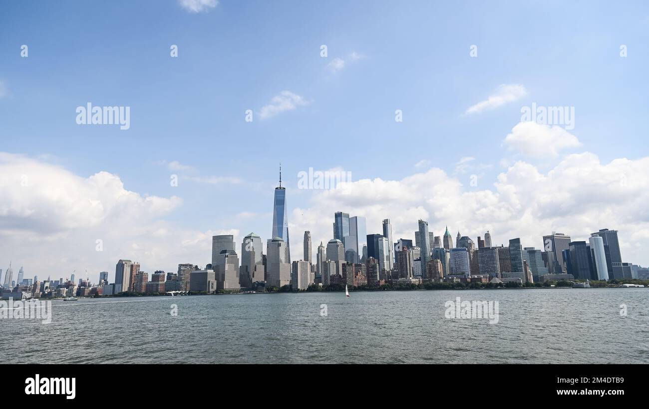 Inter-American Defense College Leadership studenti, personale e docenti partecipano ad un'attività di studio sul campo a New York City, New York, 28 agosto 2022. La classe 62 ha visitato simboli e istituzioni rappresentative della democrazia, della pace e della collaborazione internazionale e del libero mercato. La visita includeva luoghi che includevano le Nazioni Unite, la Borsa di New York, una presentazione sul sistema finanziario globale e sulle capacità di risposta alle emergenze della Guardia Nazionale di New York. Lo studio sul campo è culminato con una presentazione speciale e un tour al Memorial Museum del 9/11. (STATI UNITI Air Force foto di Foto Stock