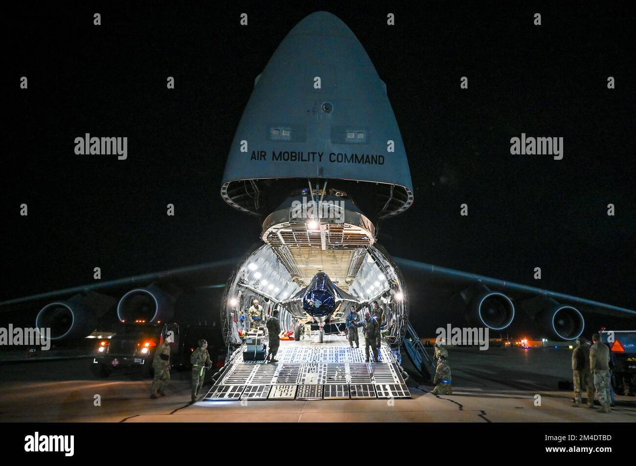 La fusoliera di un F-22 Raptor sta per emergere dall'interno di una galassia C-5M assegnata alla 512th Airlift Wing il 9 dicembre 2022, alla base dell'aeronautica militare di Hill, Utah. Il F-22 è venuto dalla base dell'aeronautica militare di Tyndall, Florida e alla fine sarà un'esposizione statica al museo aerospaziale di Hill. (STATI UNITI Air Force foto di Cynthia Griggs) Foto Stock