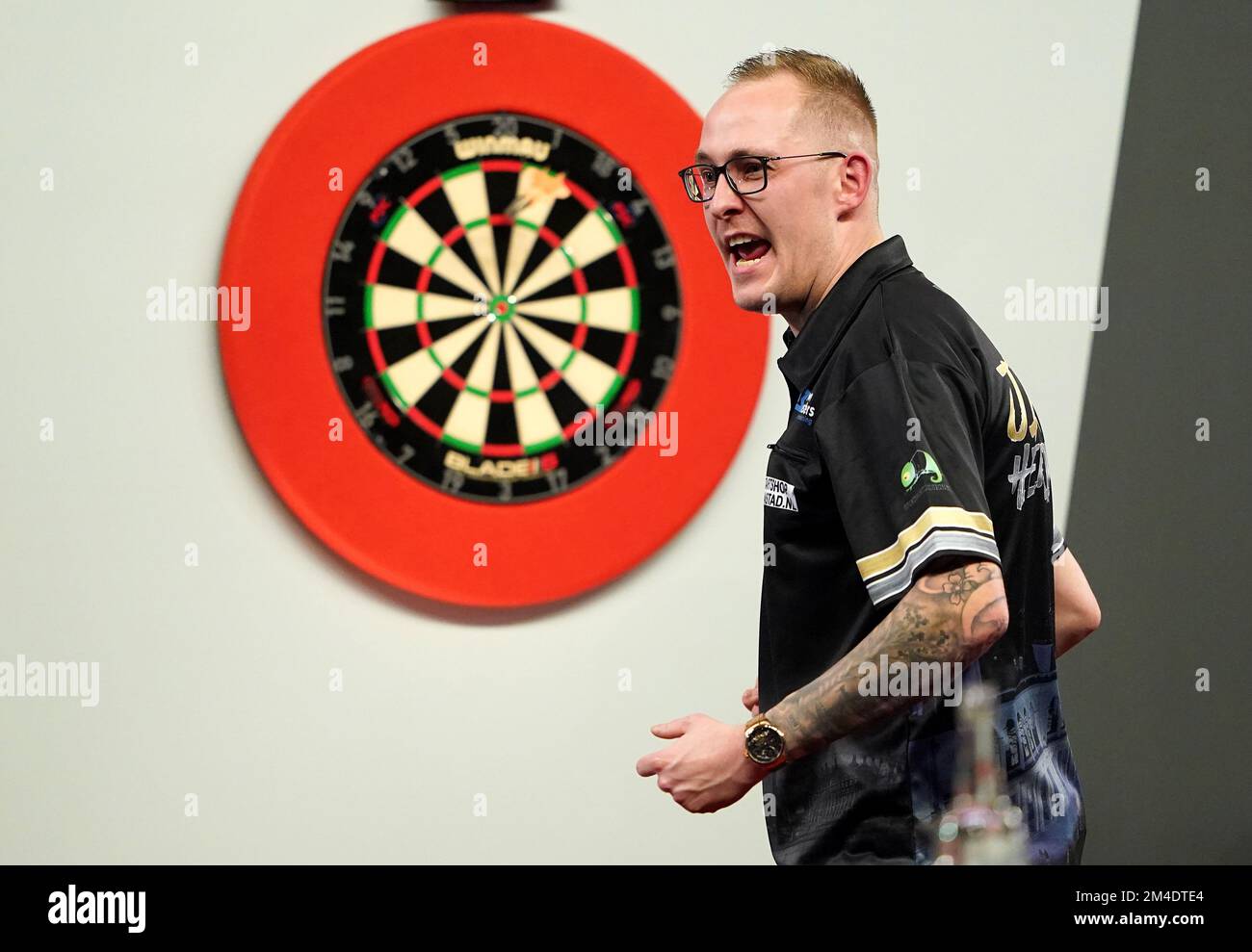 Jimmy Hendriks olandese in azione contro Jamie Hughes in Inghilterra durante il sesto giorno del Cazoo World Darts Championship all'Alexandra Palace, Londra. Data immagine: Martedì 20 dicembre 2022. Foto Stock