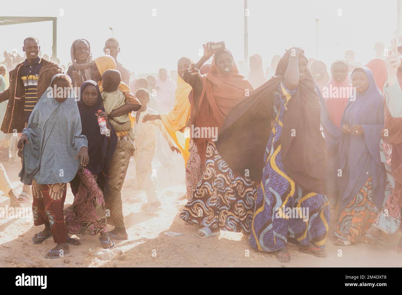 Residenti presi nel villaggio di Ngarannam, 12/19/2022. Ngarannam si trova nello stato di Borno nella Nigeria nord-orientale, che era la roccaforte dell'organizzazione terroristica Boko Haram. Un tempo il villaggio fu completamente distrutto dall'organizzazione e ricostruito con mezzi tedeschi. Boko Haram ha causato una sensazione mondiale in questa stessa regione nell'aprile 2014 rapendo 276 studentesse. Molte di queste ragazze vivono ancora oggi in cattività. Foto Stock