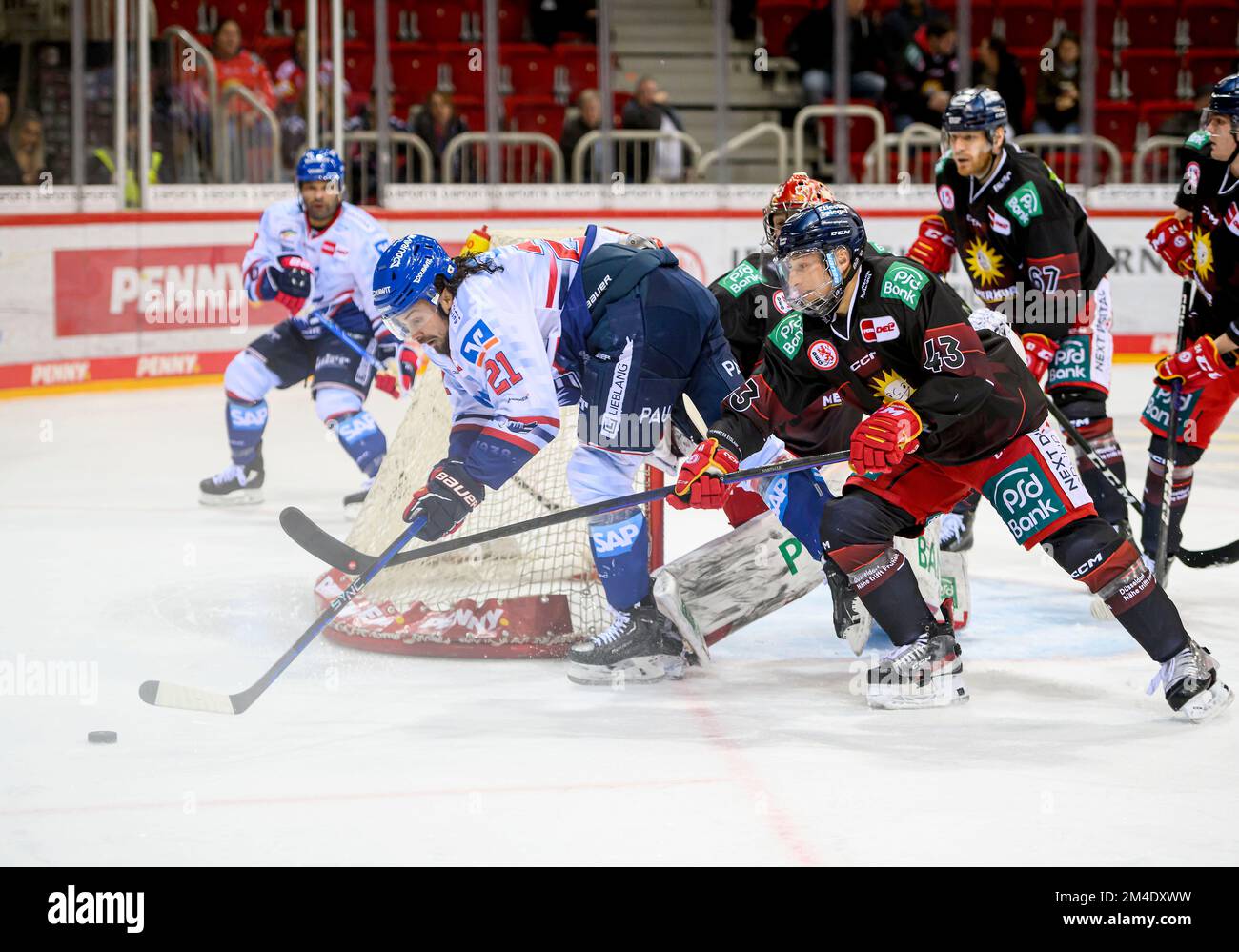 Da sinistra a destra Nico KRAEMMER (Krammer) (Adler), Luca ZITTERBART (DEG) azione, duelli, hockey su ghiaccio 1st Bundesliga, DEL matchday 33, Duesseldorfer EG (DEG) - Adler Mannheim (Adler), il 20th dicembre 2022 a Duesseldorf/Germania . Foto Stock