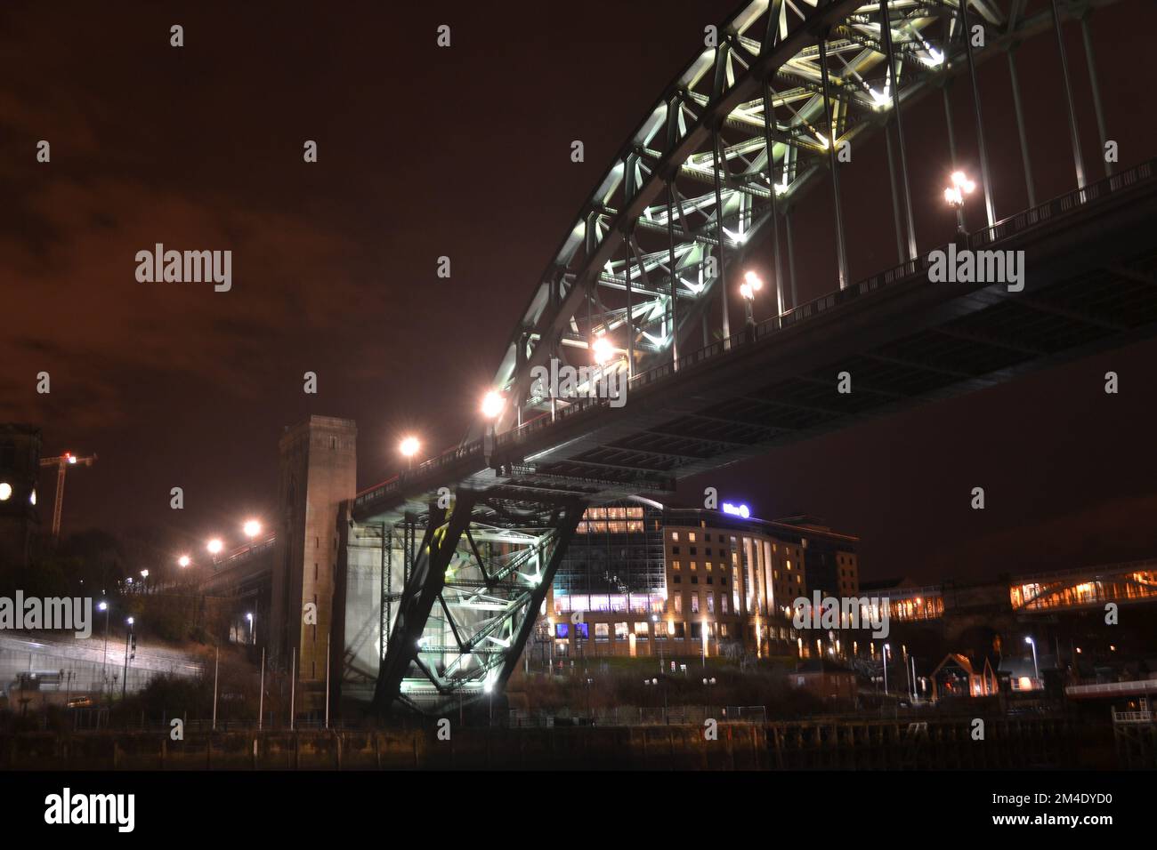 Il ponte Newcastle Tyne di notte si illuminava guardando il lato Gateshead del fiume Tyne nell'Inghilterra nord-orientale Foto Stock
