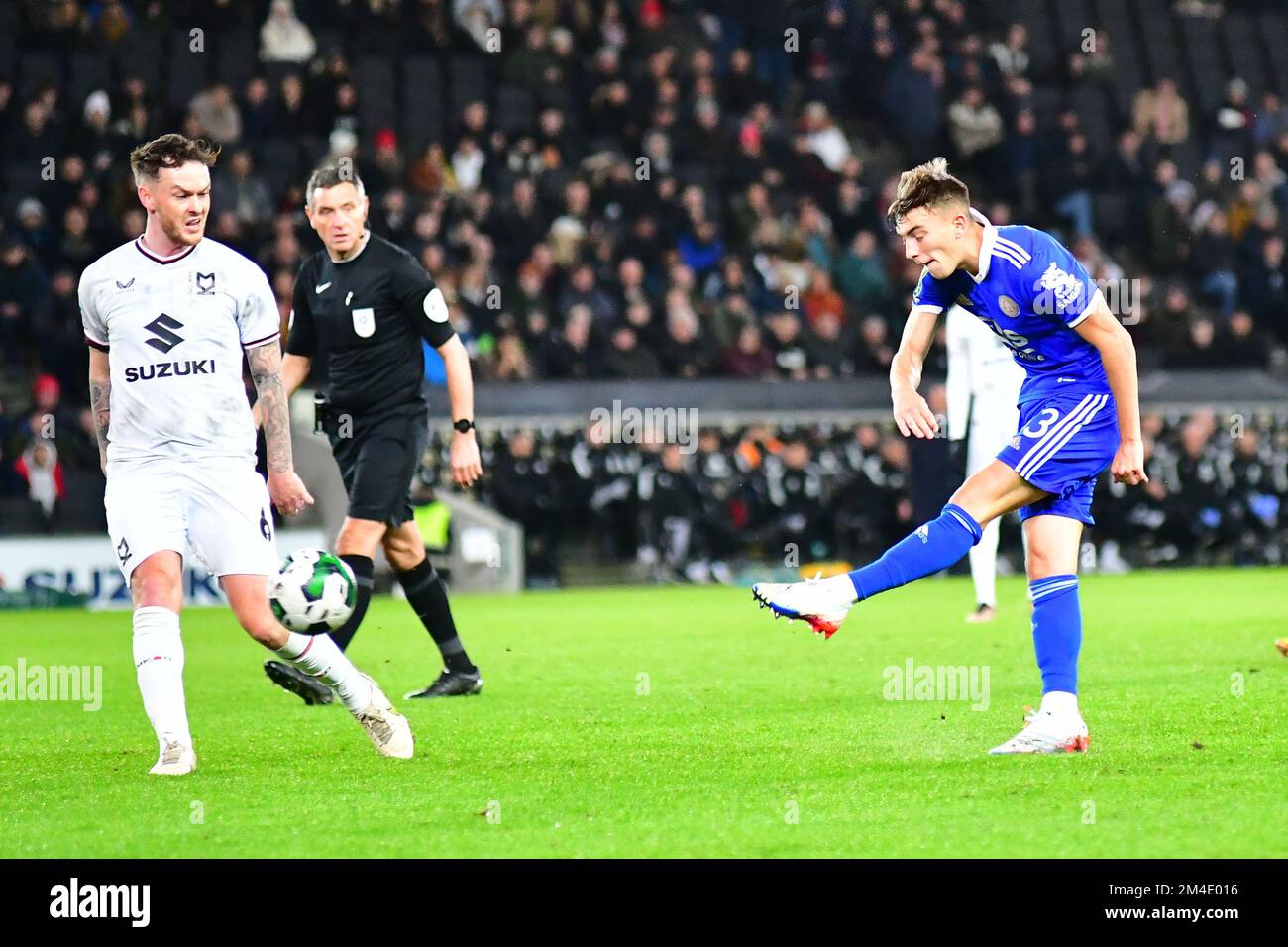 WoUT Faes (3 Leicester City) spara durante la partita della Carabao Cup 4th Round tra MK Dons e Leicester City allo Stadio MK, Milton Keynes martedì 20th dicembre 2022. (Credit: Kevin Hodgson | MI News) Credit: MI News & Sport /Alamy Live News Foto Stock