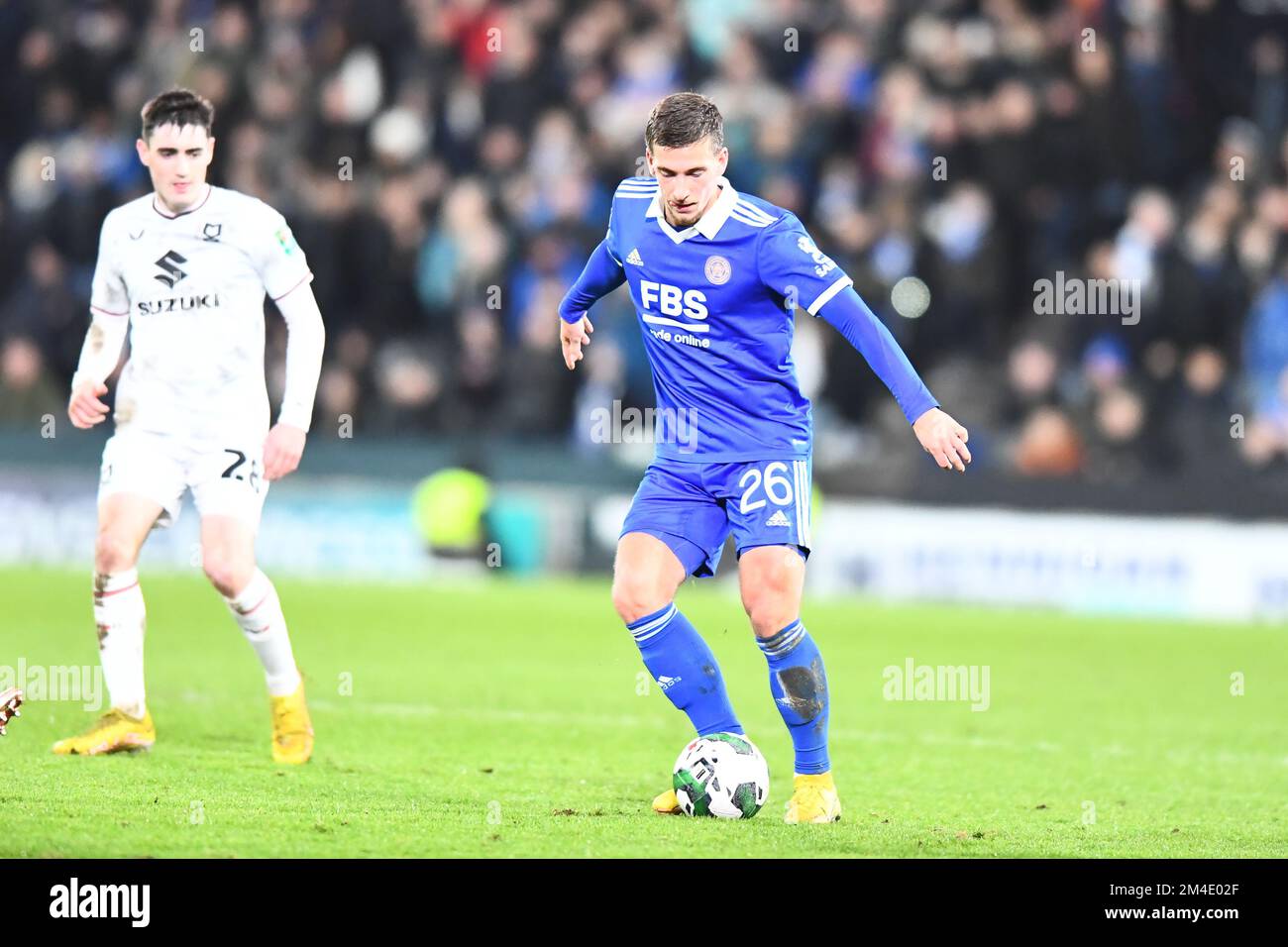 Dennis Praet (26 Leicester City) controlla la palla durante la partita della Carabao Cup 4th Round tra MK Dons e Leicester City allo Stadio MK, Milton Keynes martedì 20th dicembre 2022. (Credit: Kevin Hodgson | MI News) Credit: MI News & Sport /Alamy Live News Foto Stock