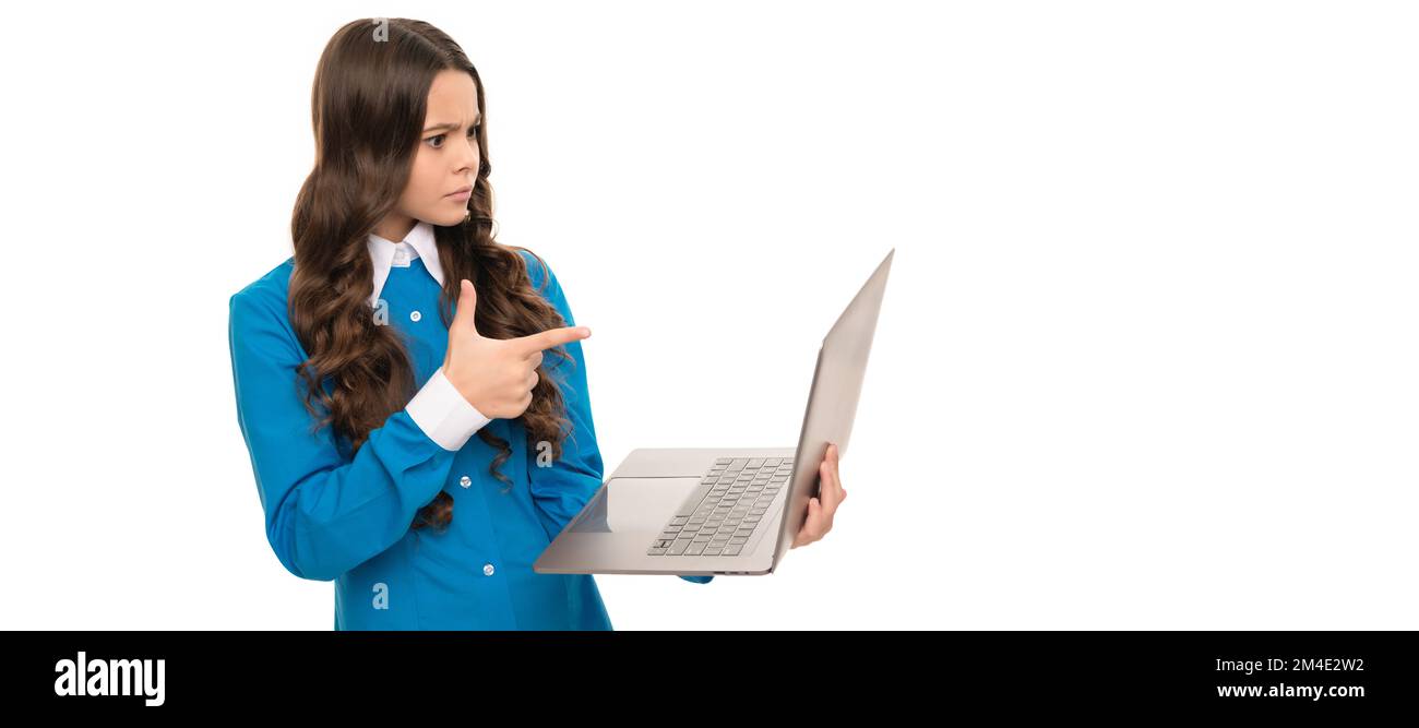 controllare l'e-mail. studio serio del bambino in linea. scrivere blog scuola sul computer. bambino su video lezione. Ritratto della bambina con laptop, poster orizzontale Foto Stock