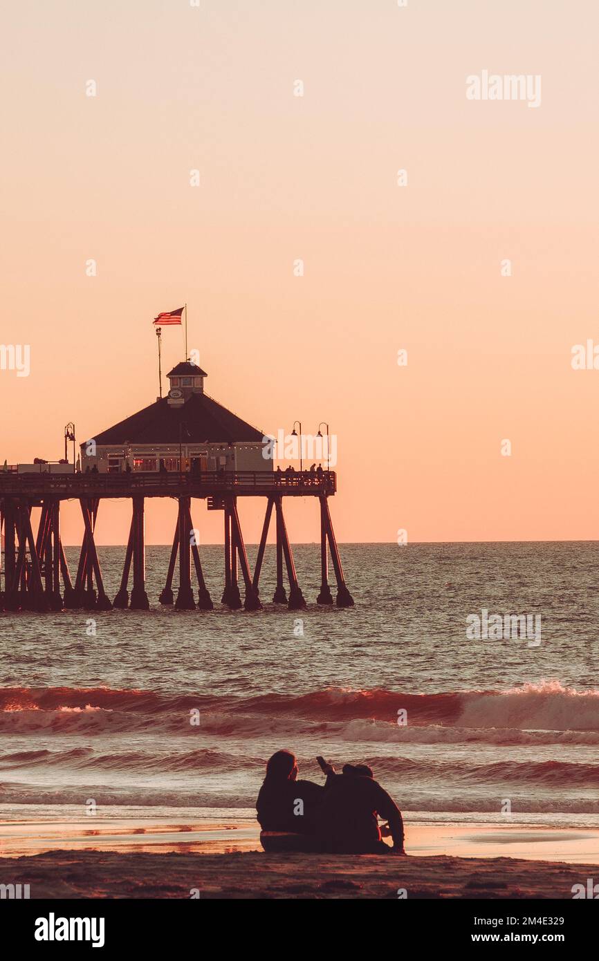 Persone che guardano il tramonto a Imperial Beach, California Foto Stock