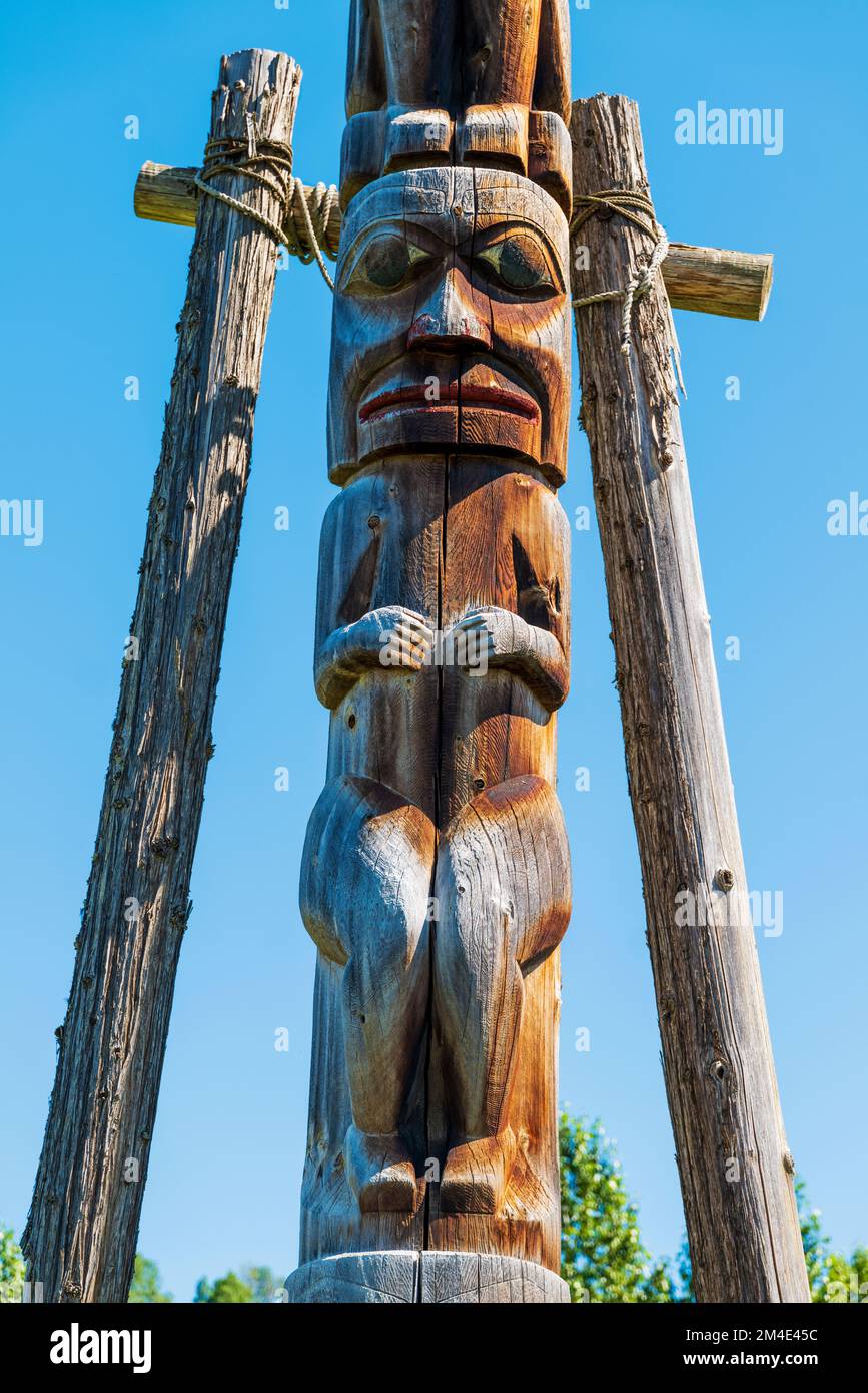 Pali di totem di cedro intagliati a mano; Gitanyow - Villaggio storico di Kitwancool & Centro interpretativo; Gitanyow; Columbia Britannica; Canada Foto Stock