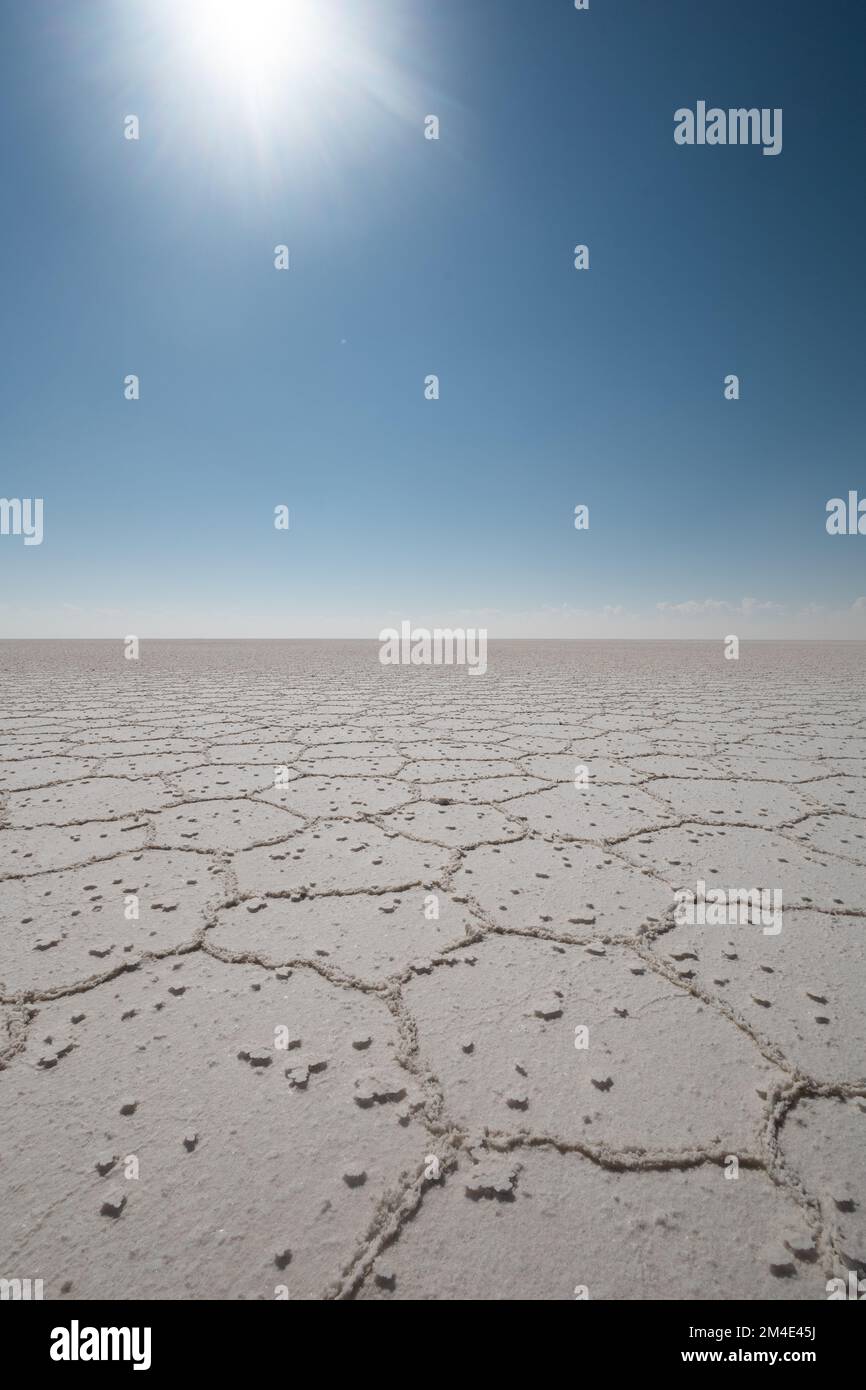 paesaggio con pavimento desertico in una giornata di sole, orizzonte tra terra e cielo, carta da parati naturale Foto Stock