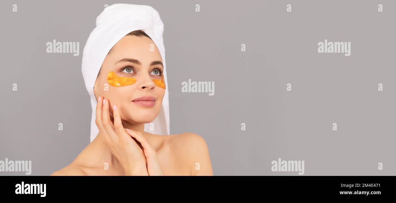 Bella donna isolato volto ritratto, banner con mock su spazio copia. La tua pelle è splendida. cosmetologia. giovane donna in spugna uso cerotto Foto Stock