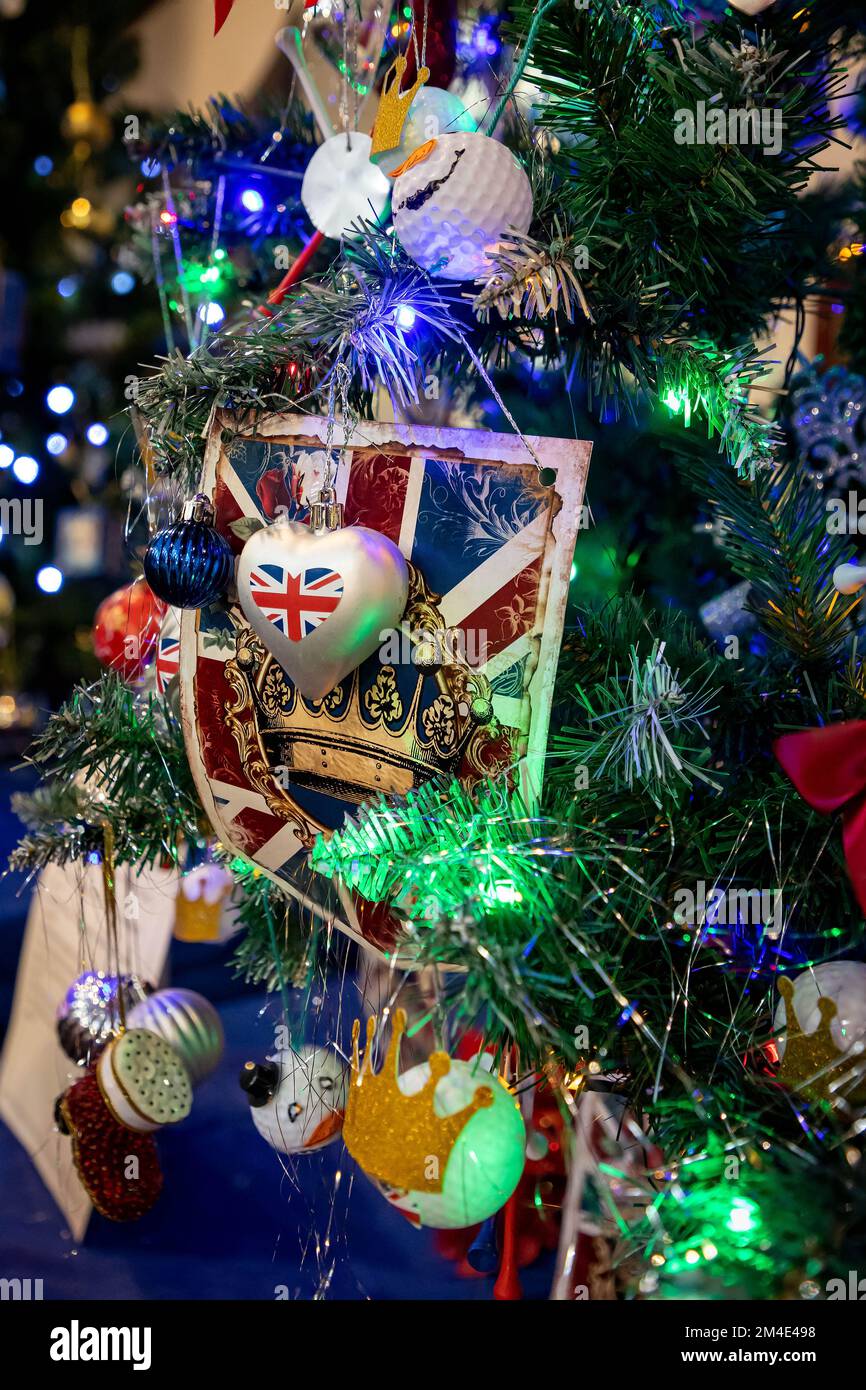 Festival degli alberi di Natale della Chiesa di Santa Maria a Lymm, Cheshire, una collezione di 45 alberi di Natale decorati da una varietà di gruppi locali Foto Stock