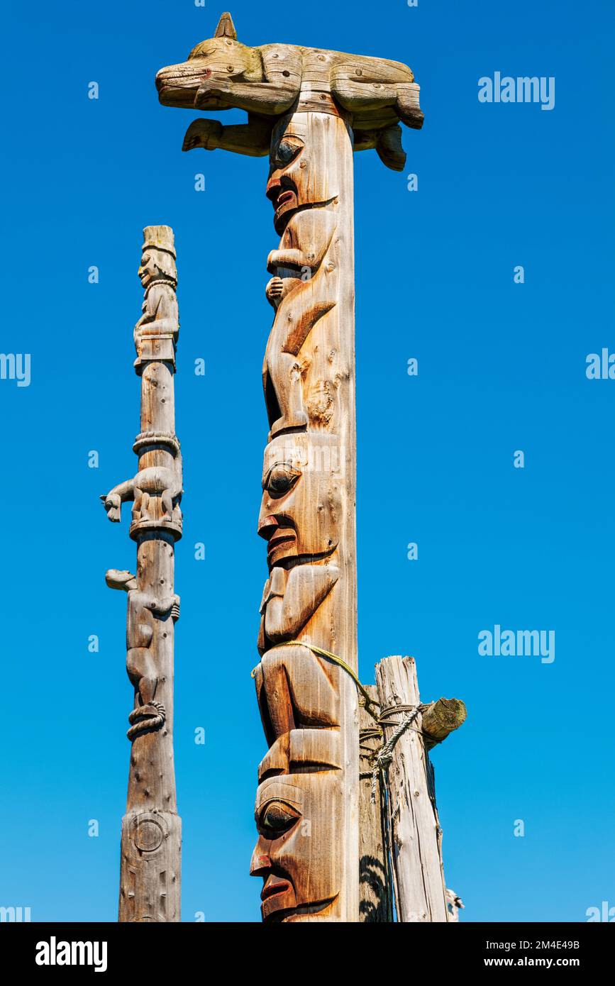 Pali di totem di cedro intagliati a mano; Gitanyow - Villaggio storico di Kitwancool & Centro interpretativo; Gitanyow; Columbia Britannica; Canada Foto Stock