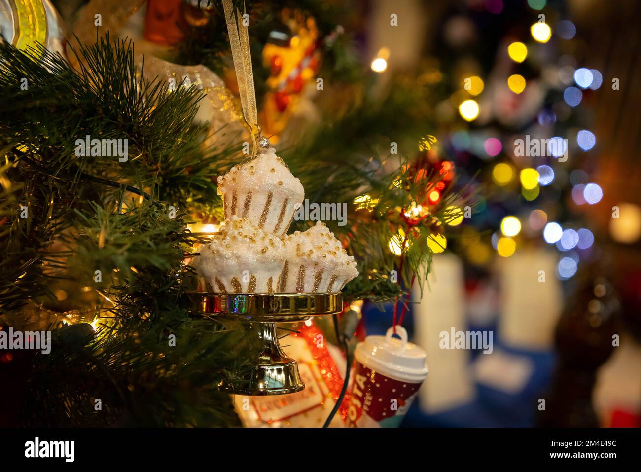 Festival degli alberi di Natale della Chiesa di Santa Maria a Lymm, Cheshire, una collezione di 45 alberi di Natale decorati da una varietà di gruppi locali Foto Stock