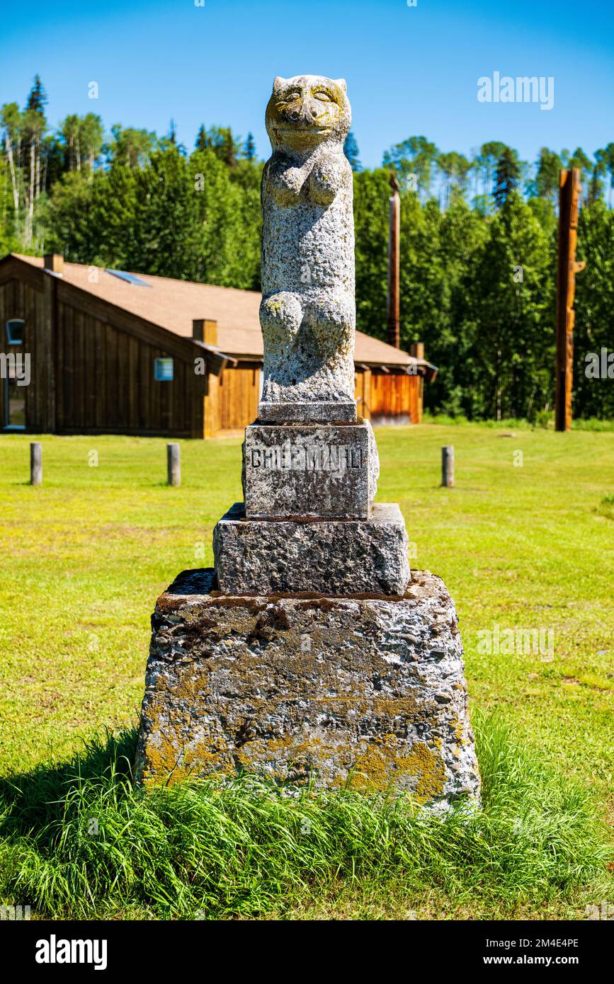 Segnaposto commemorativo Mali; pali di totem di cedro intagliati a mano; Gitanyow - Kitwancool Historic Village & Interpretive Center; Gitanyow; British Columbia; C Foto Stock