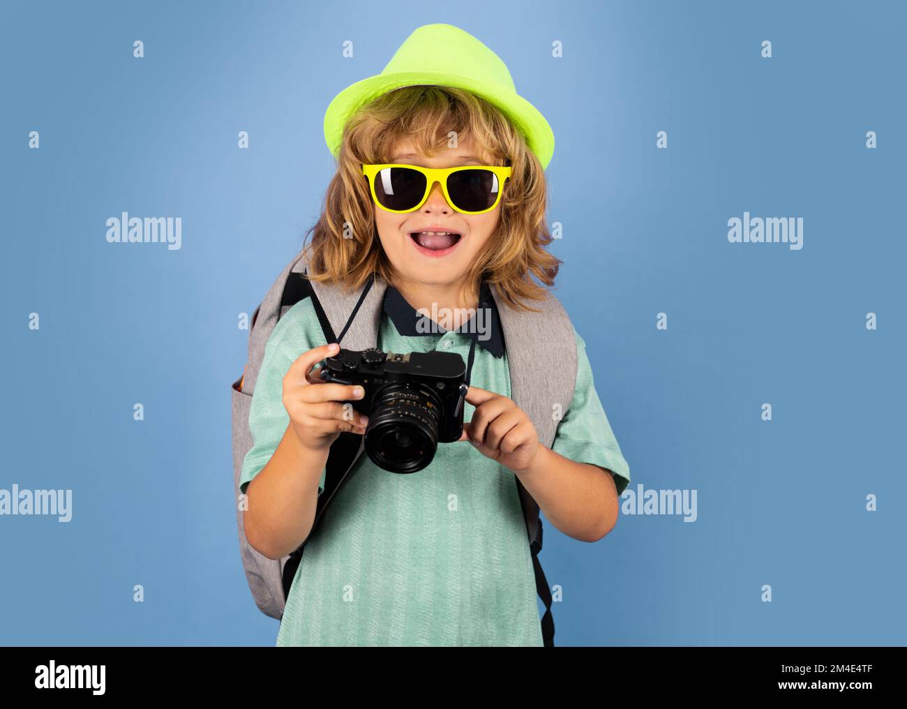 Fotografo turistico con macchina fotografica in viaggio . Concetto di viaggio per bambini. Foto Stock